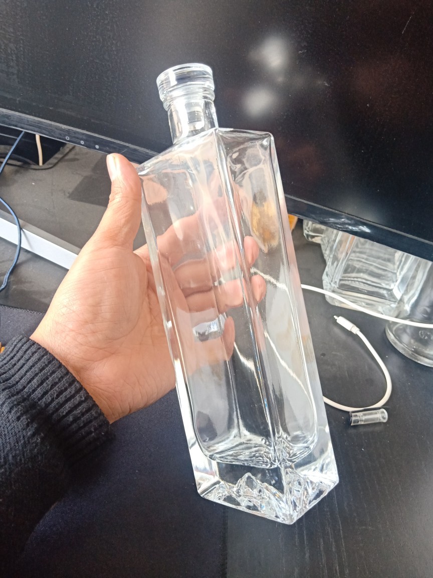 厂家批发500毫升精白料玻璃酒瓶一斤精白料厚底雪山底方形玻璃瓶