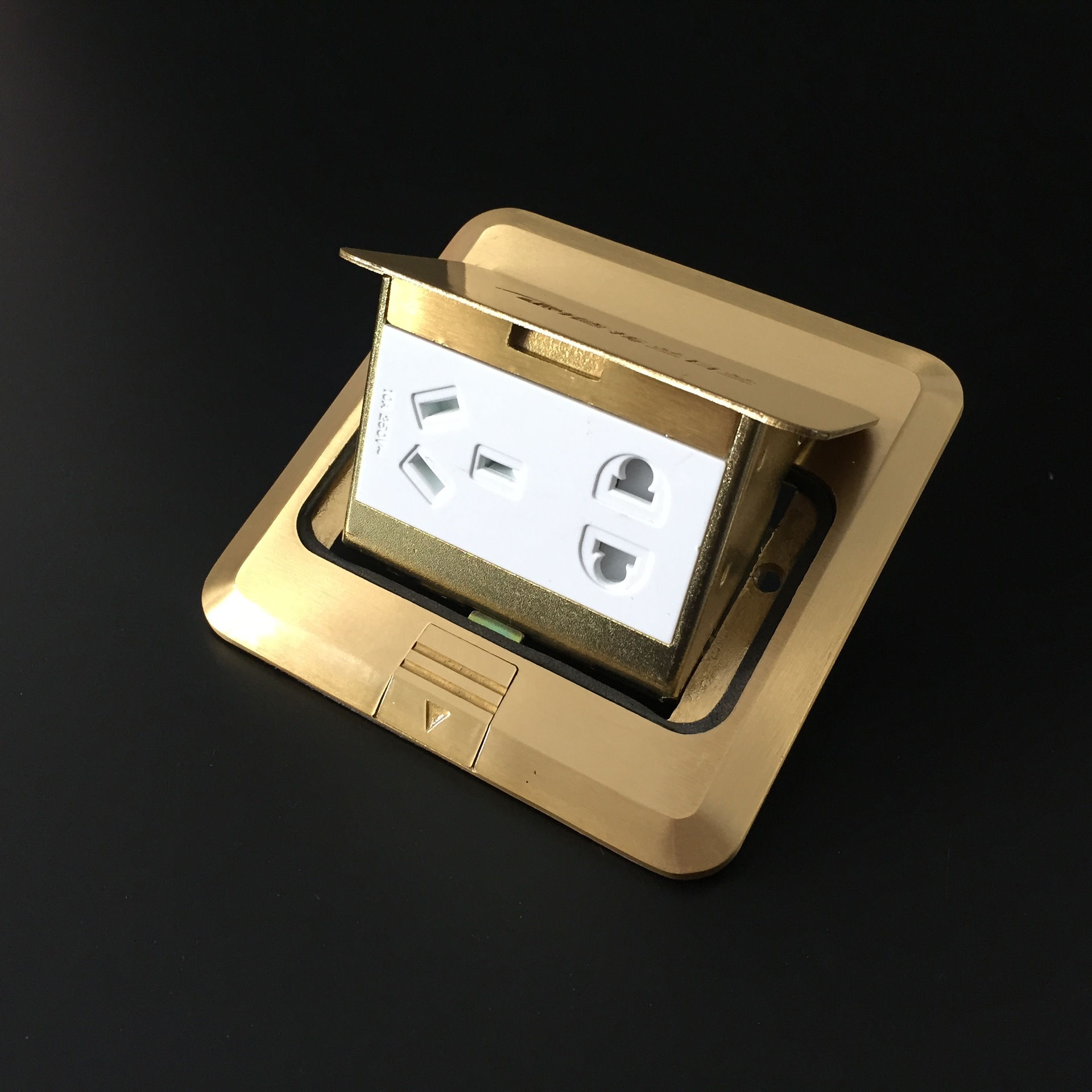 m德梅兰日兰地插盒弹起式铜防水二三插五孔电源地隐藏式地面插座