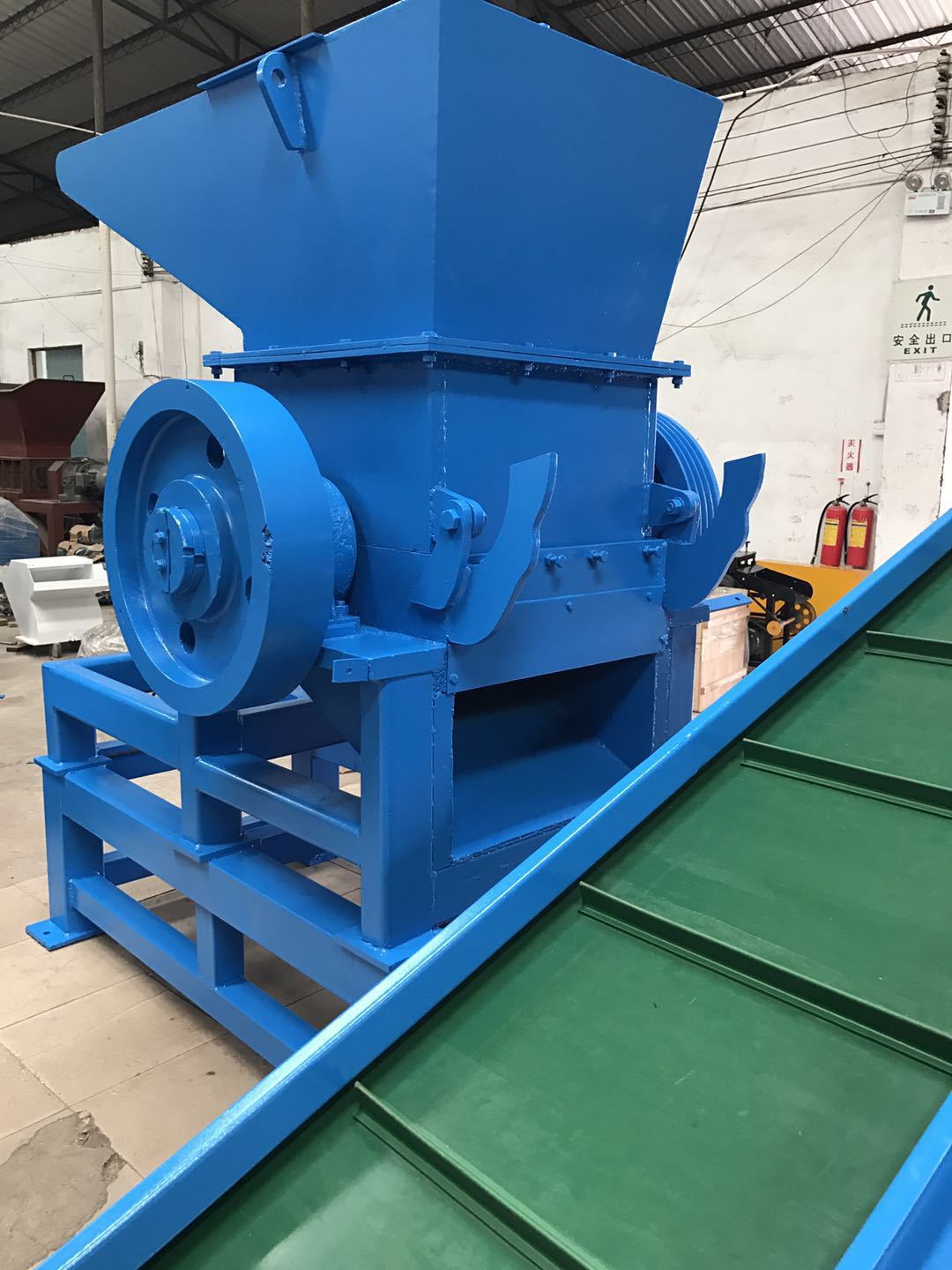 粉碎机-厂家直销矿泉水瓶破碎机pet瓶子破碎机图片-粉碎机尽在