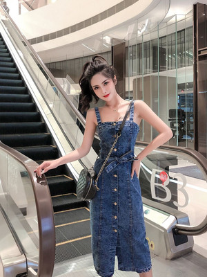 2019夏季时尚新款性感牛仔吊带修身显瘦一字肩单排扣中长款连衣裙
