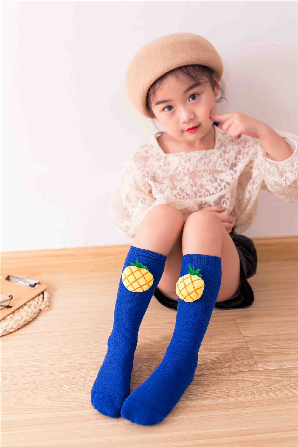 秋季儿童袜菠萝娃娃头纯色大小童中筒袜糖果色可爱百搭袜厂家批发