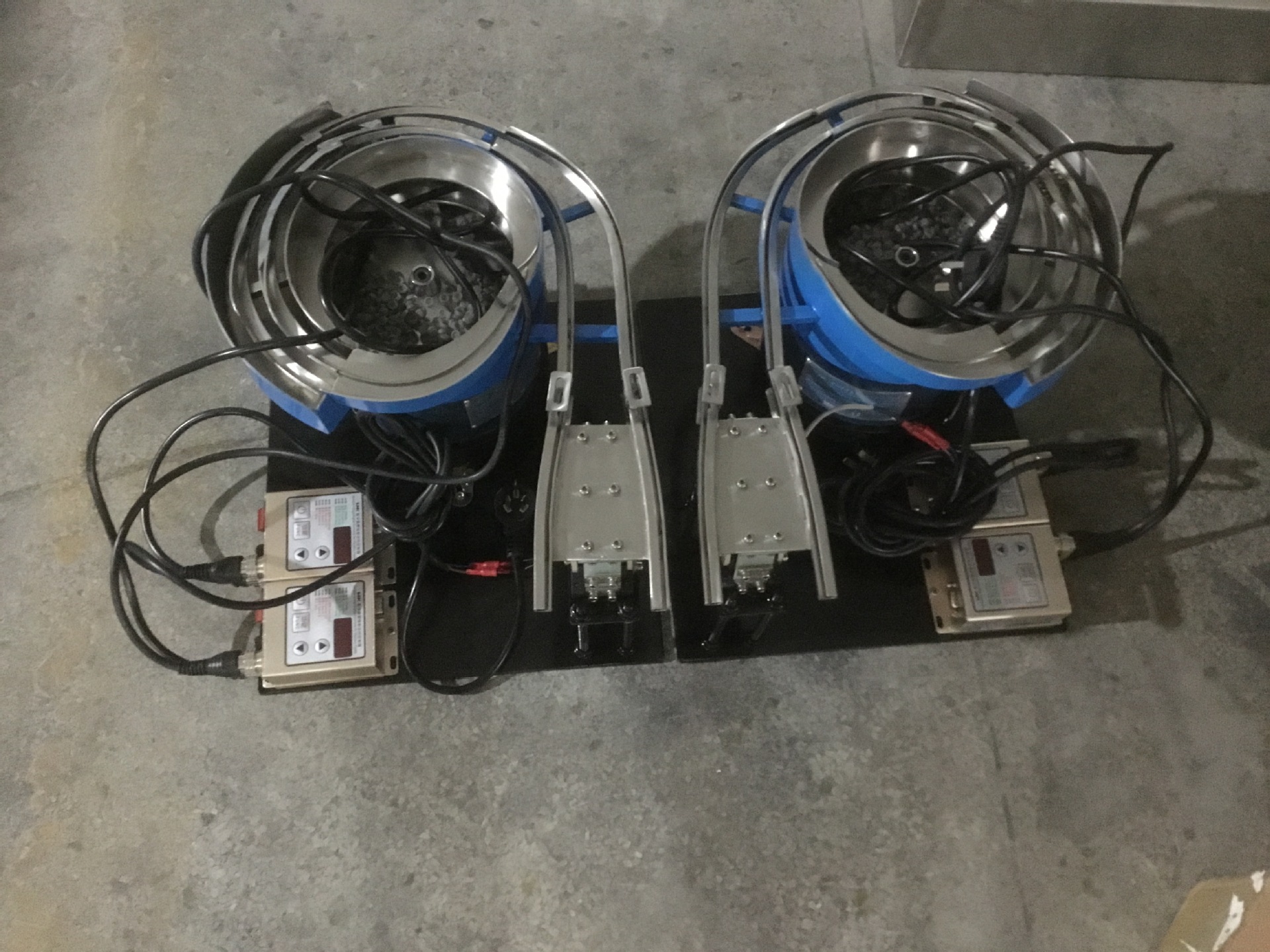 供应塑胶双道配直线振动盘 电子片银点分选料振动盘