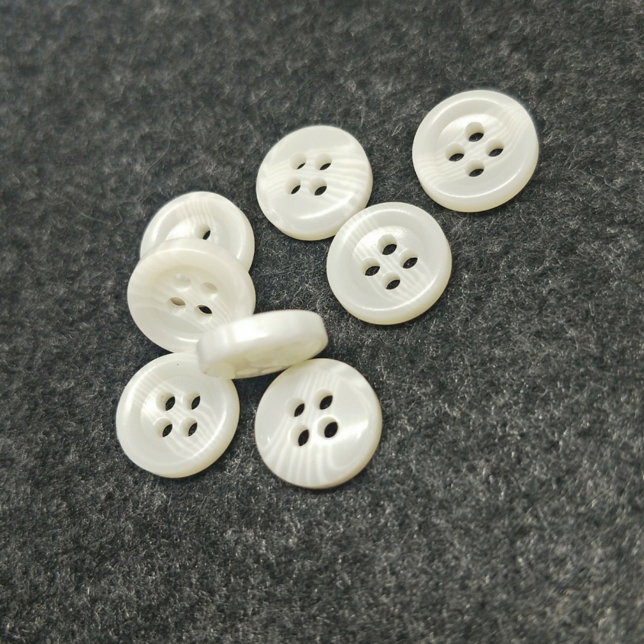 厂家直销亚光淡米黄白色棒花纹休闲树脂四眼纽扣衬衫扣子