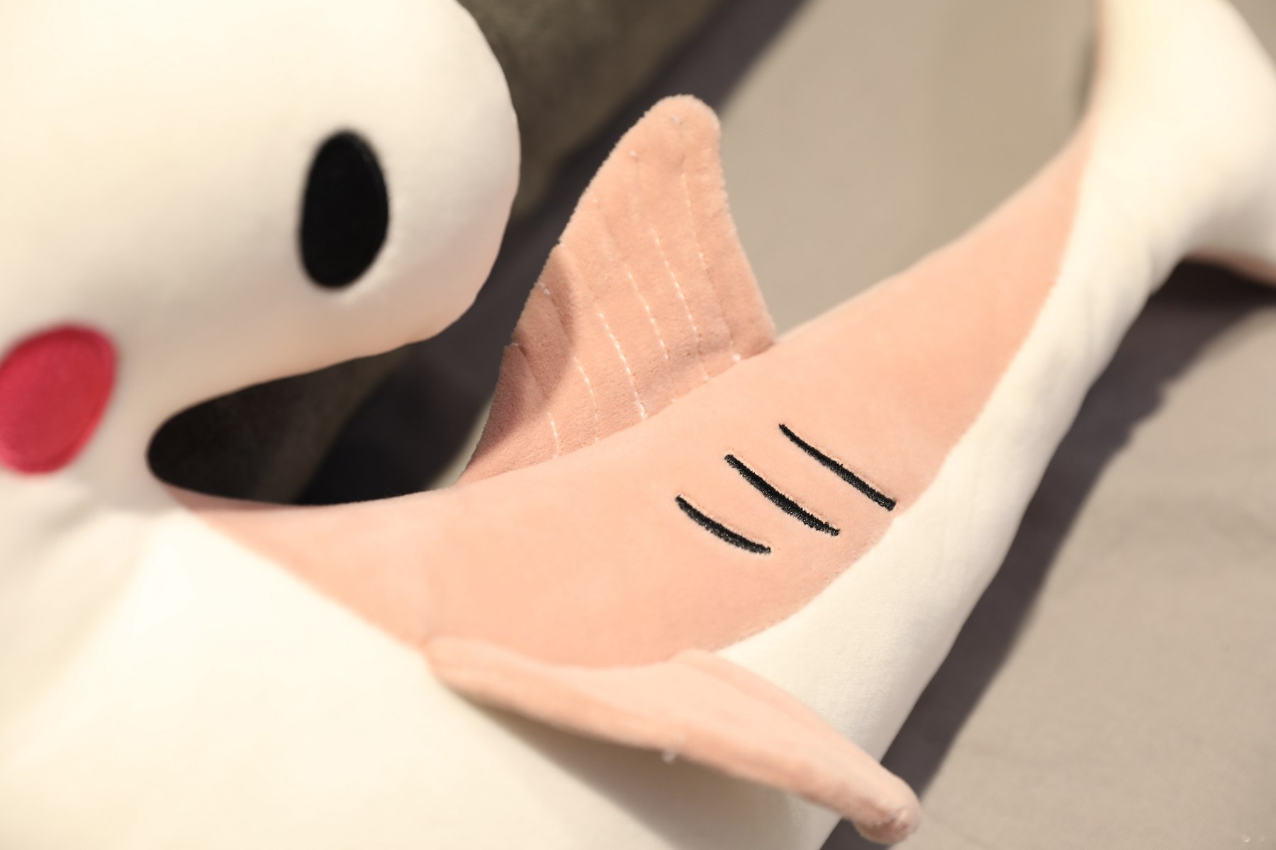 新款抱枕笑脸鲨鱼毛绒玩具公仔长条枕女生创意亲亲鲨鱼可定制logo