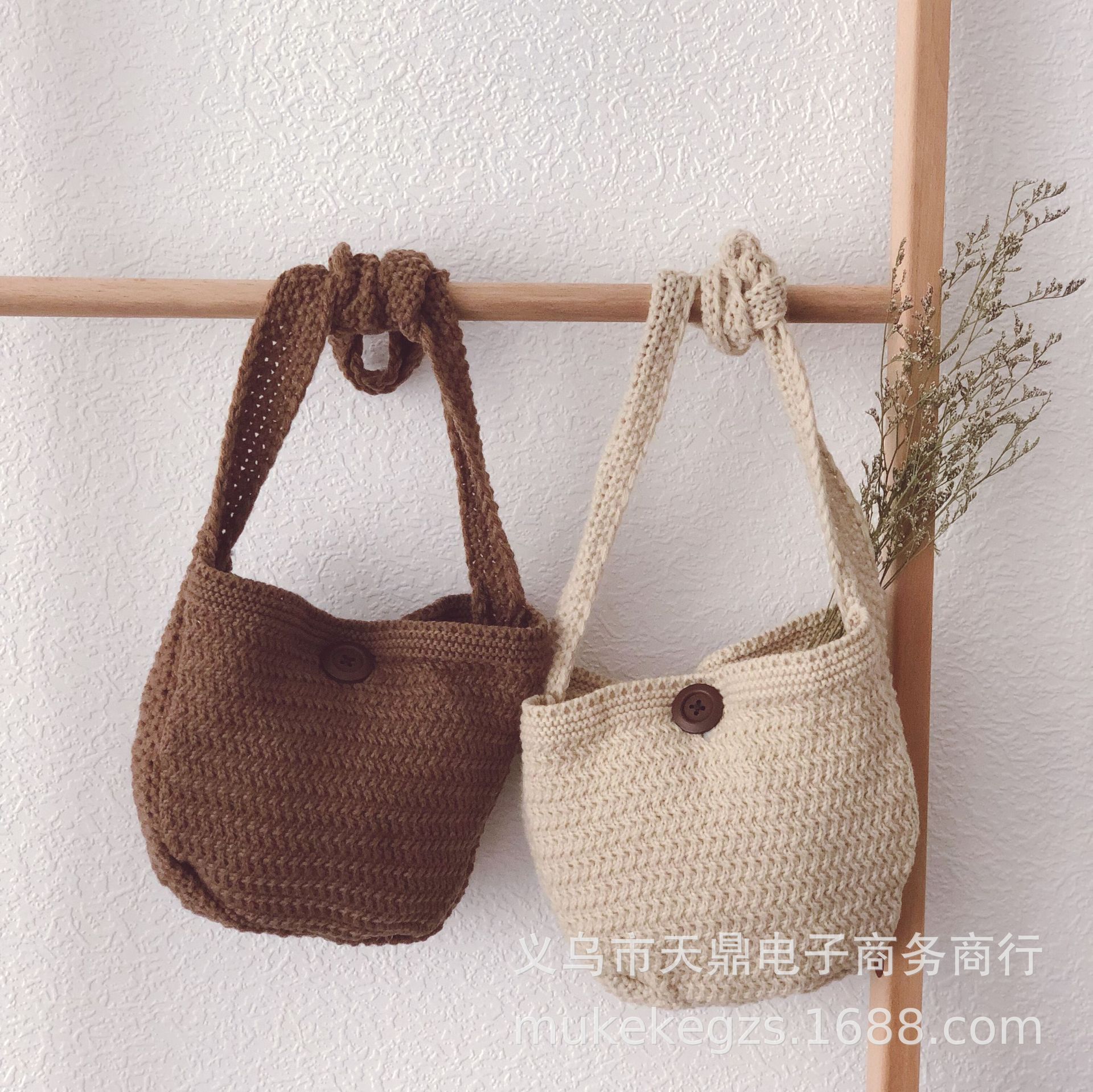 学院风手工编织大木扣儿童针织包 潮日系宝宝毛线斜跨单肩包