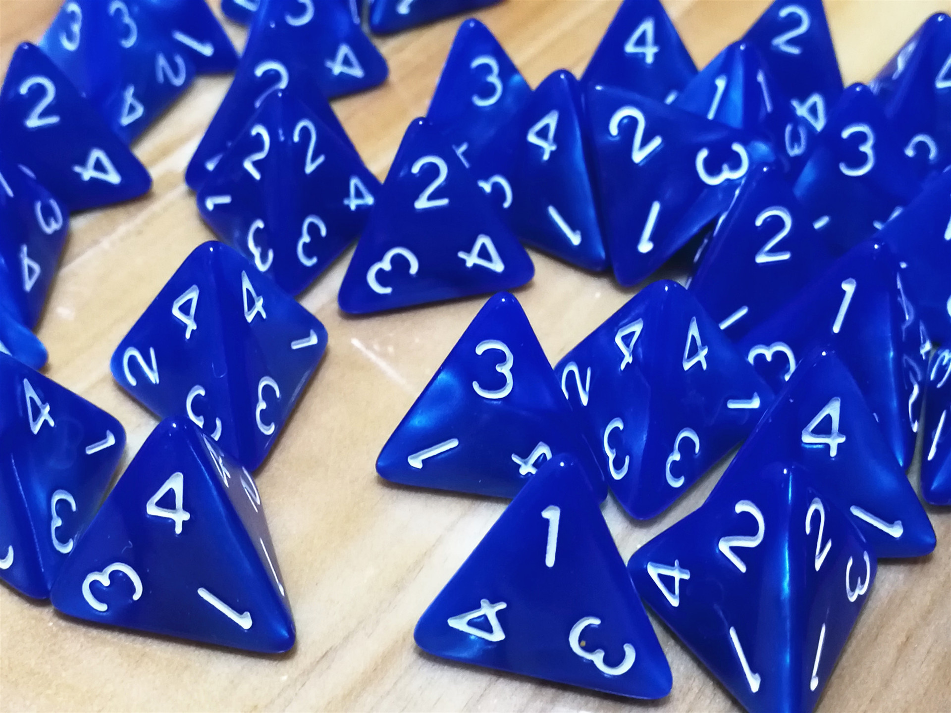 4面骰子四面色子1 2 3 4多面数字珍珠纹幻彩投子锥体三角形深蓝色