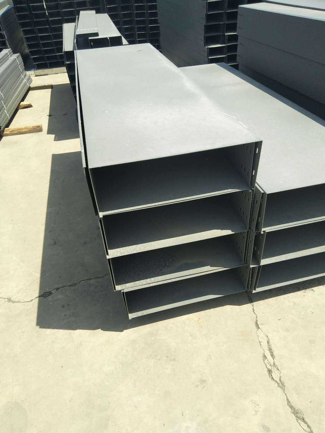 100*50弱电水平镀锌槽式直通电缆桥架 200*100封闭式防火电缆槽盒