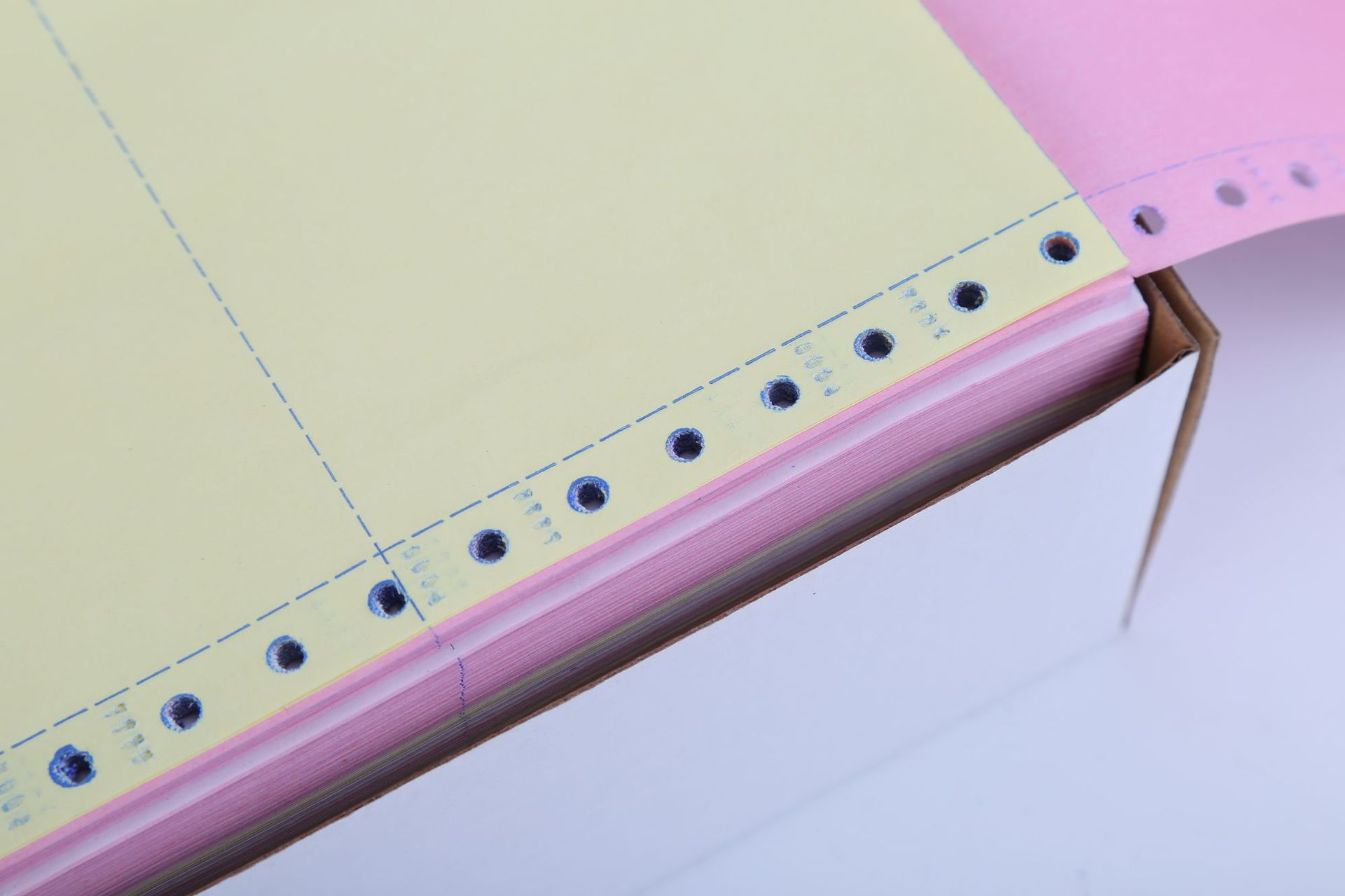 厂家直销241-3全白连续打印纸 压感打印纸 银行流水打印纸 云海牌