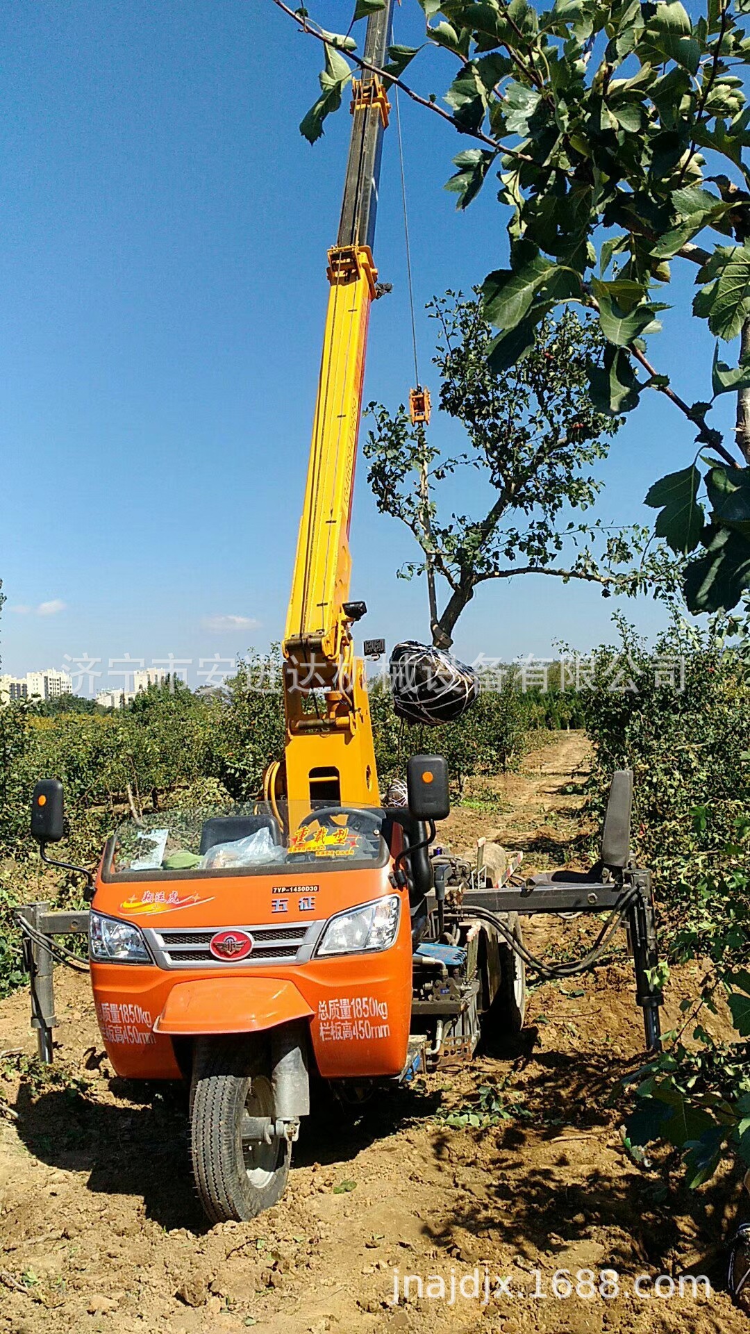 三蹦子改装吊树拉树拖树起重机 3吨自制小型吊车 三轮车随车吊