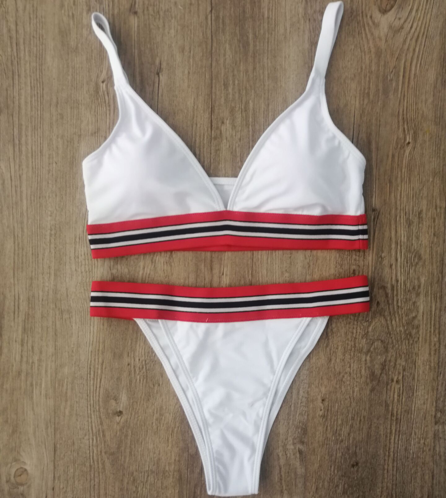 2019新款松紧板带三角分体比基尼泳衣女士紧身漏背性感泳装女