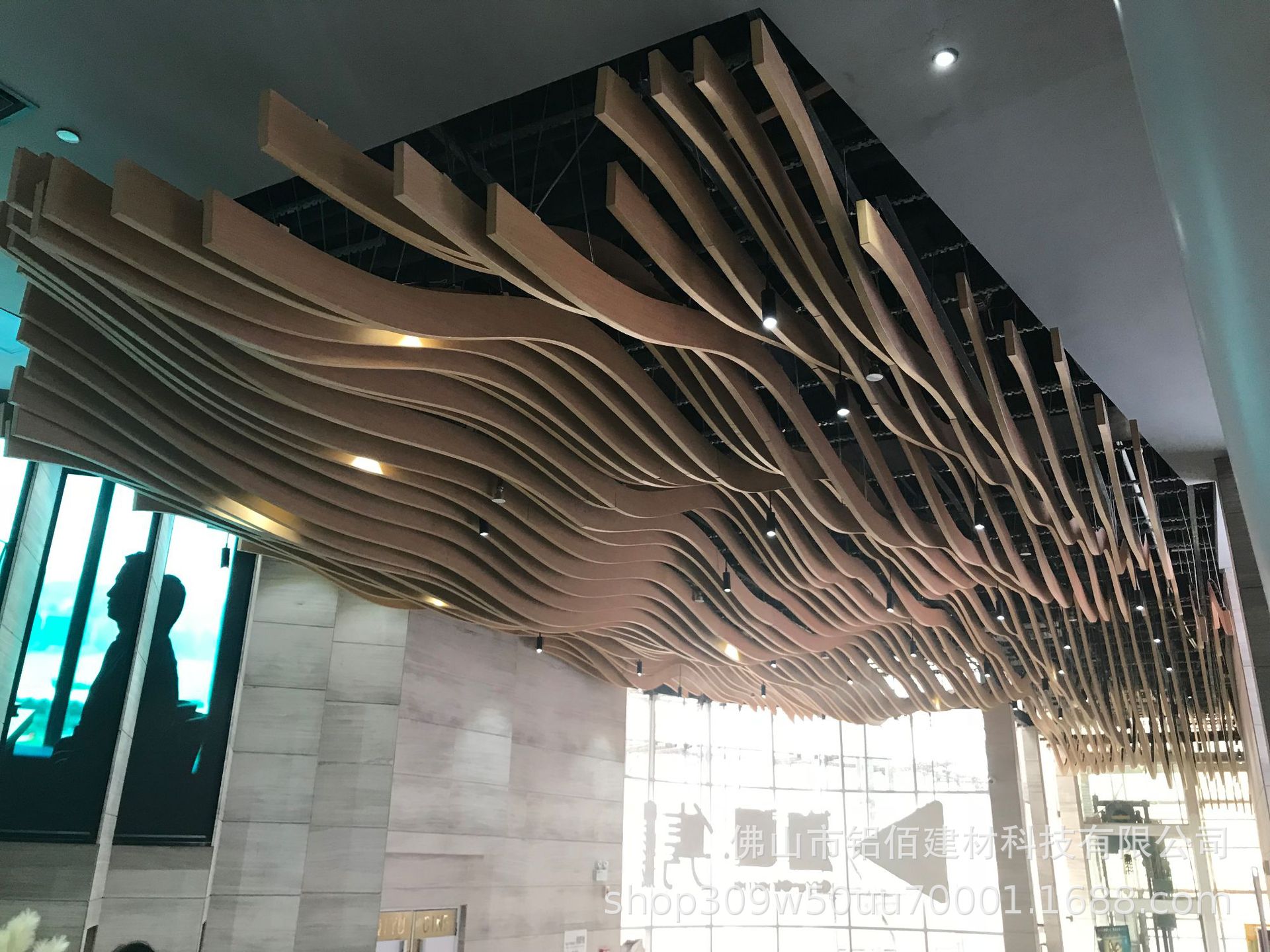 弧形铝方通天花吊顶造型厂家设计定制艺术背景墙木纹波浪异形方管