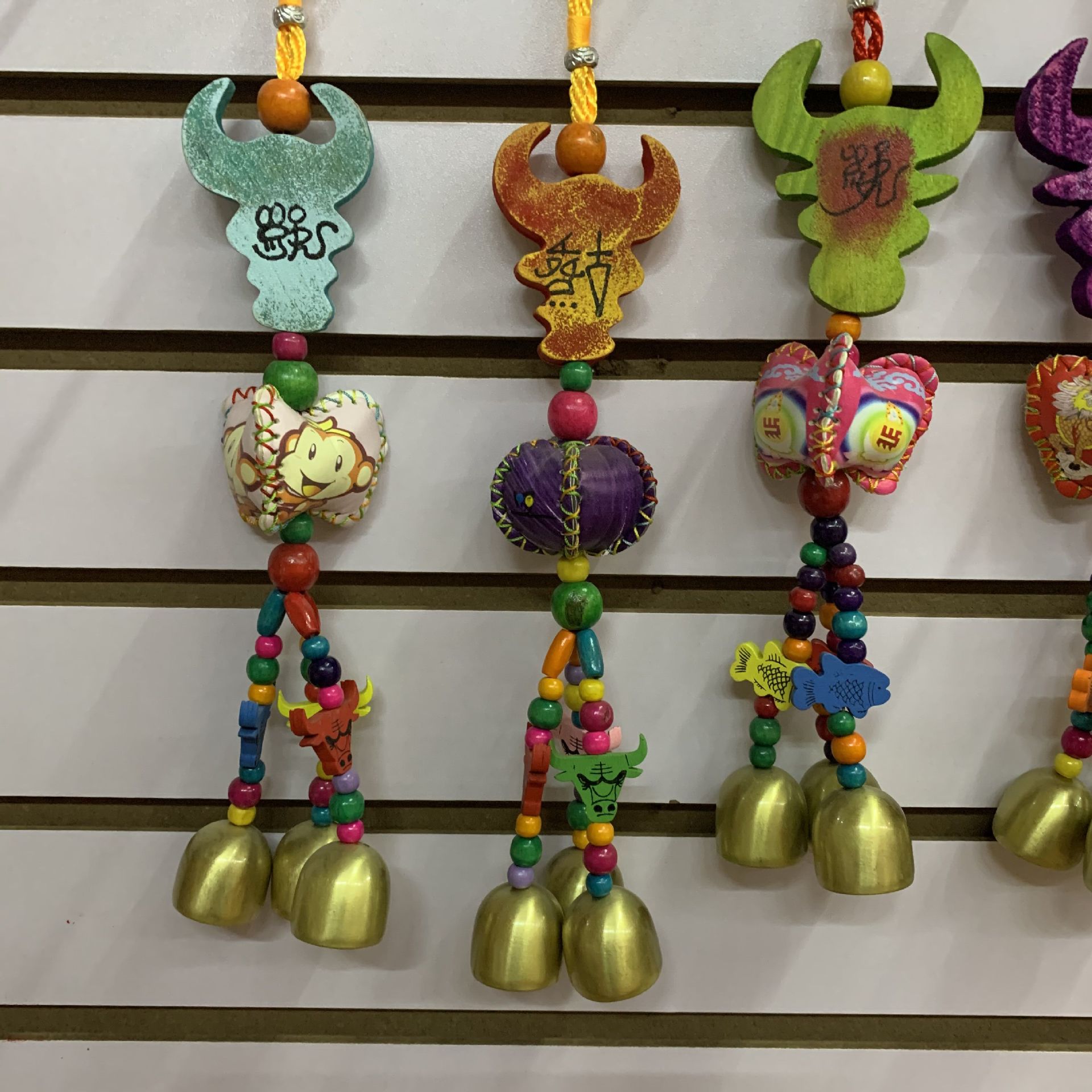 旅游市场民族特色纪念品云南丽江东巴风铃挂件 木牛头灯笼三铃