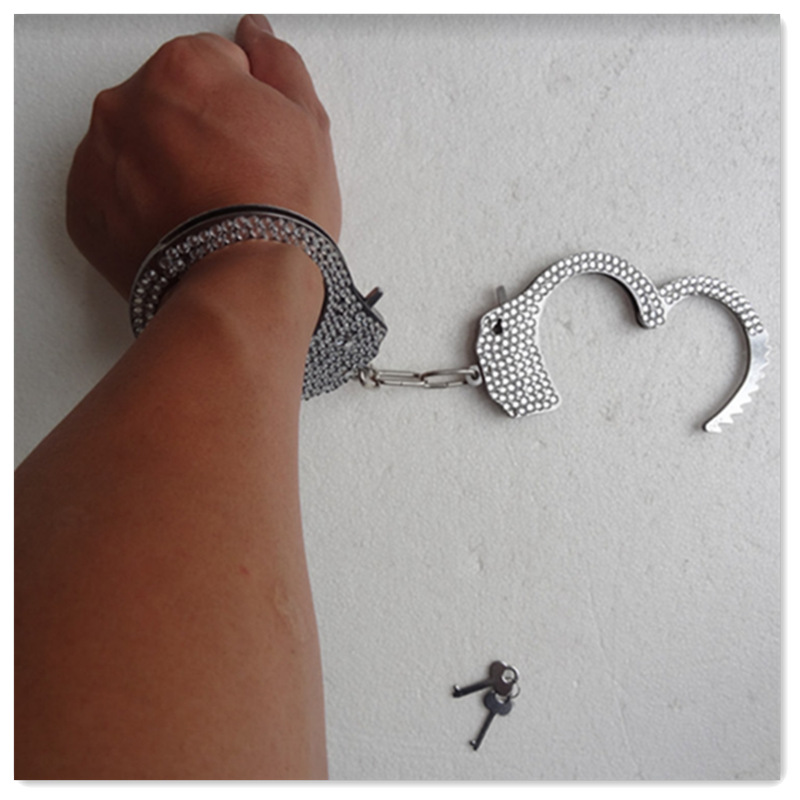 我厂生产不锈钢手铐/辛合金手铐/白铁手铐/包短毛绒布手铐.