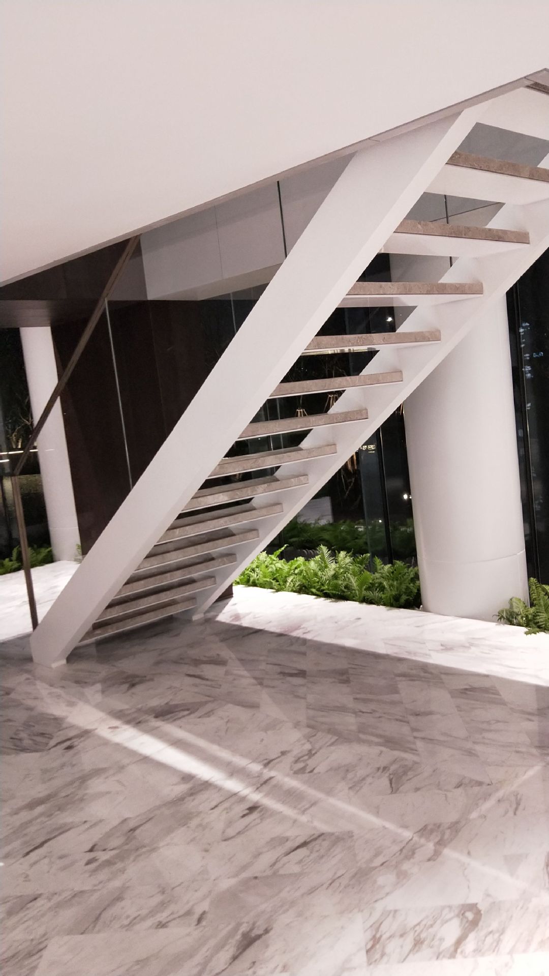 厂家加工别墅楼梯 钢结构定制弧形圆形旋转梯 直型u型钢木楼梯