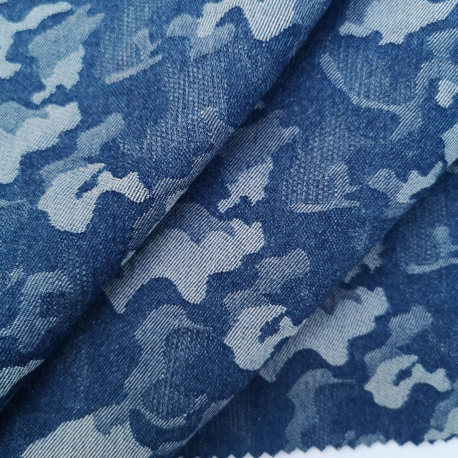 现货迷彩牛仔布料迷彩提花牛仔布衬衣服装水洗牛仔面料