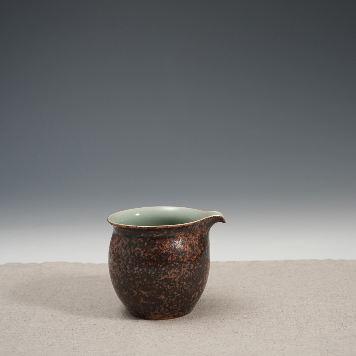 厂家直销公道杯家用简约龙泉青瓷功夫茶具创意分茶杯灰釉茶海代发