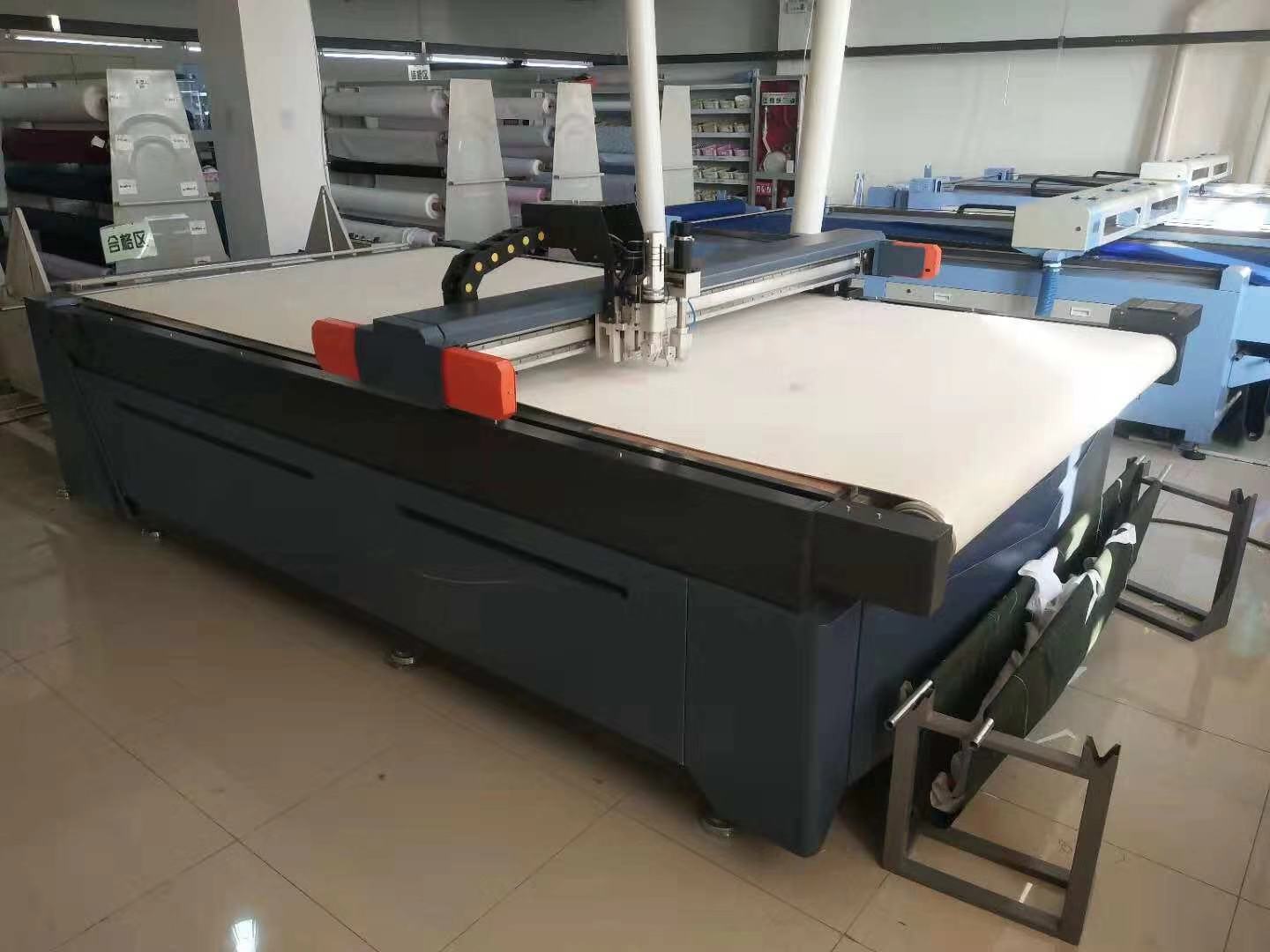 l牛仔裤自动裁剪机工作服多层裁剪裁床服装面料女装裁剪机