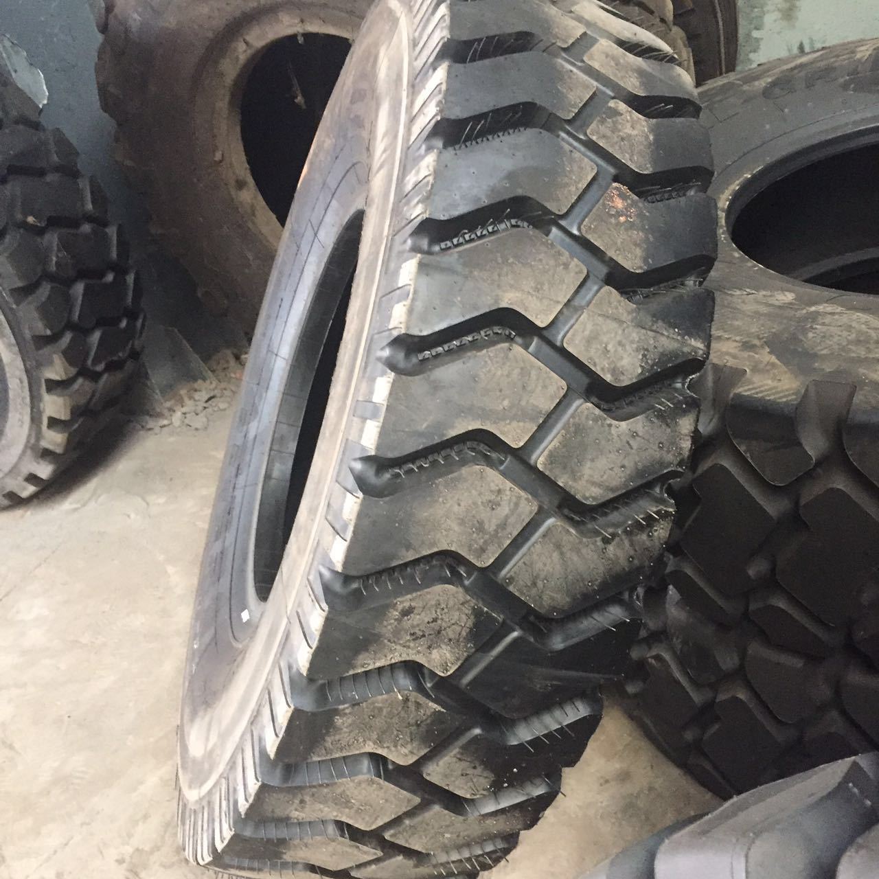 全钢子午工程轮胎1400r24宽体自卸车轮胎