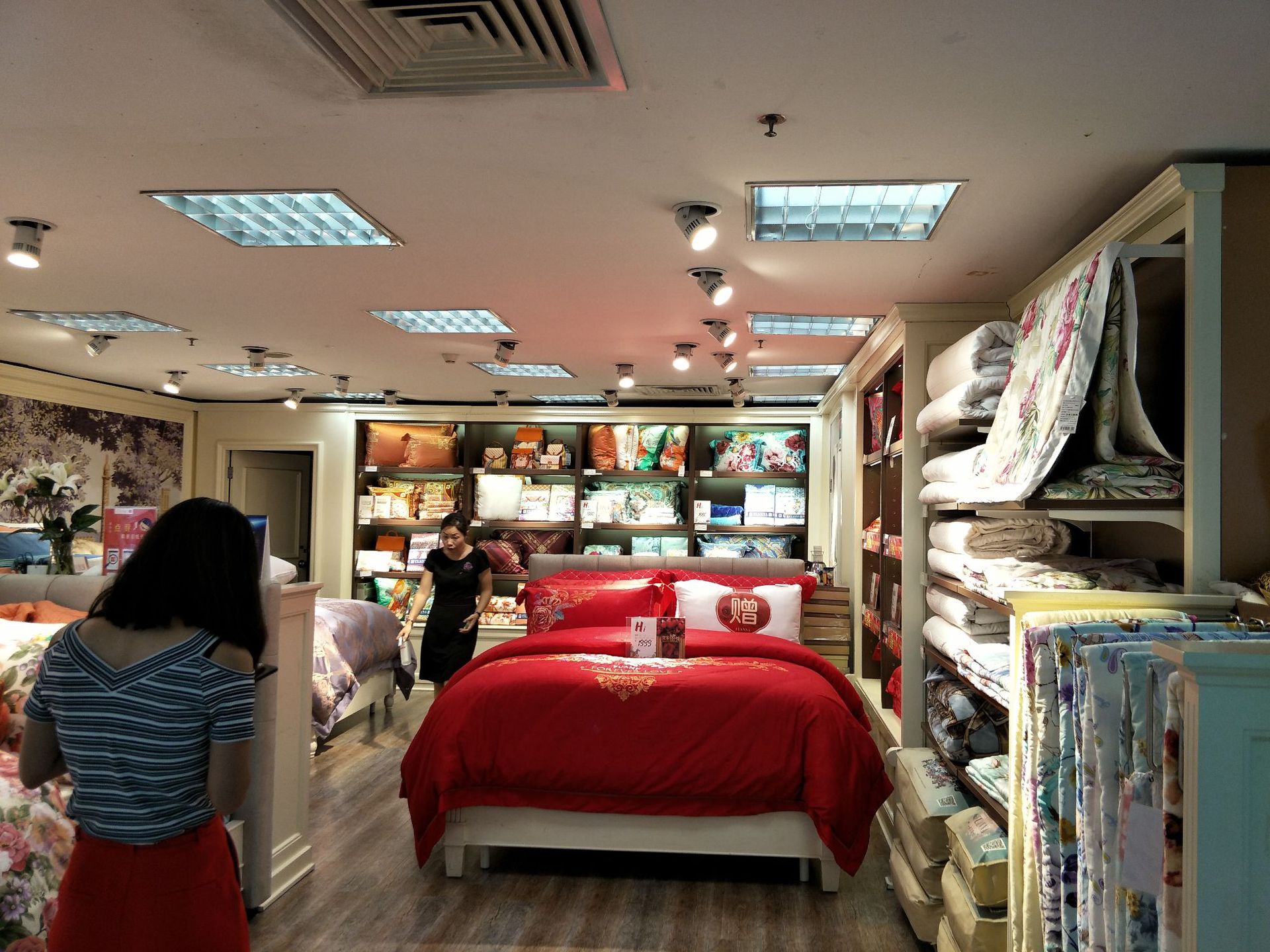 恒源定制精美家纺展柜品牌连锁店 烤漆床上用品展示柜厂家直销