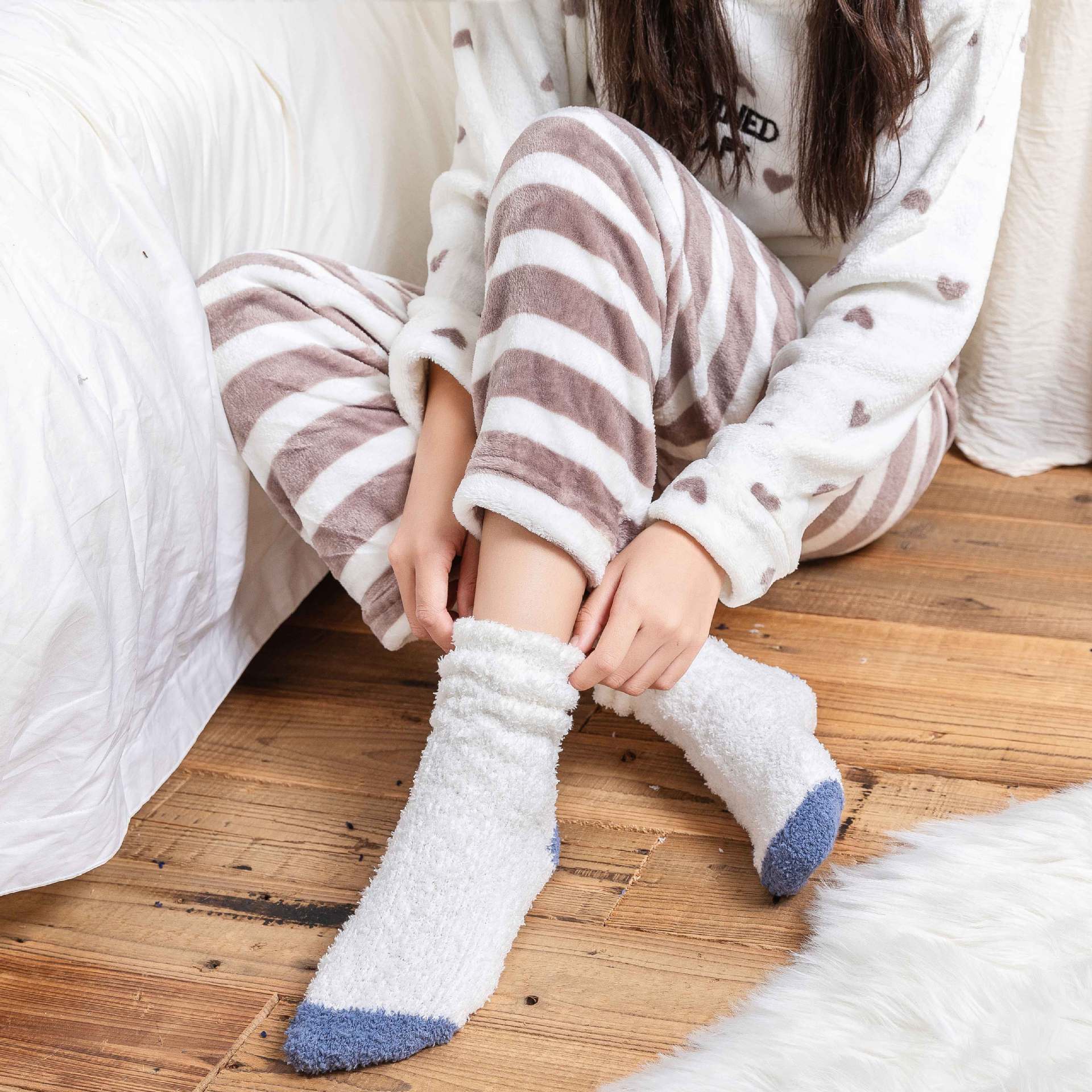 秋冬加厚珊瑚绒袜子女保暖中筒袜麻花居家睡眠袜 地板袜纯色珊瑚