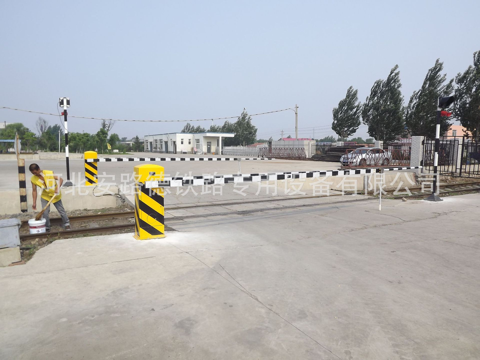 邯郸铁路道口栏杆 铁路道口栅栏式电动栏杆 铁路道口栏杆定制