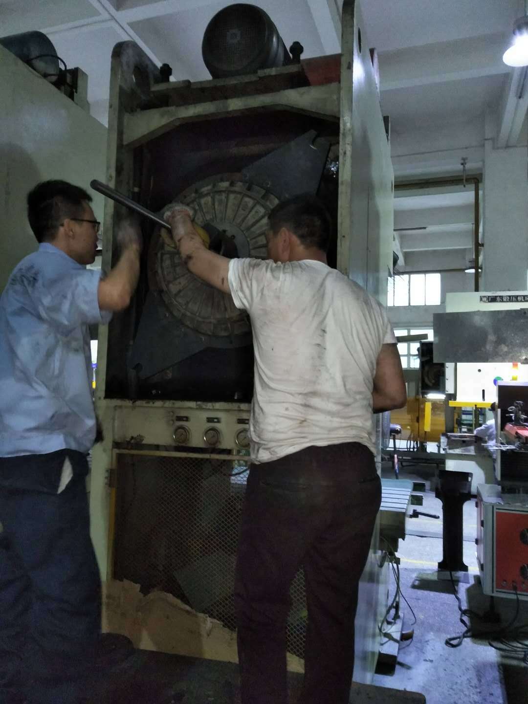 专业冲床师傅上门维修.大型冲床维修各种气动冲床承包维修_东莞市易锻