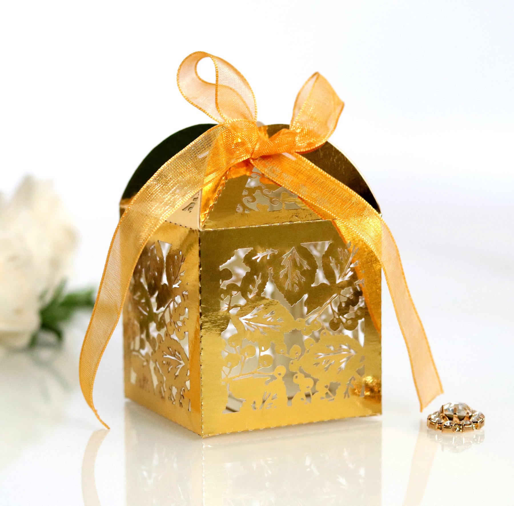 产品主以特种珠光纸为材质,各种镂空花形款式造型具有立体,美观特点.