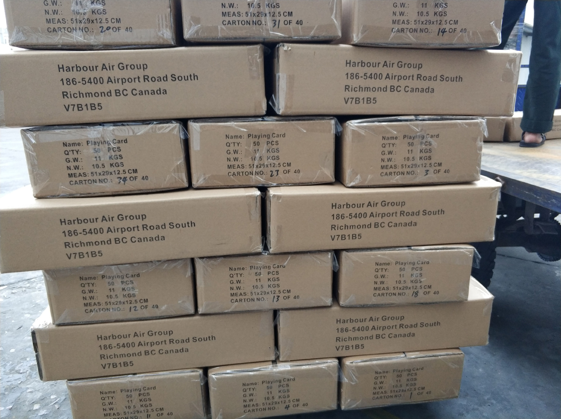 印有箱唛的客户定制箱亲:到此扑克牌就完成了,打包