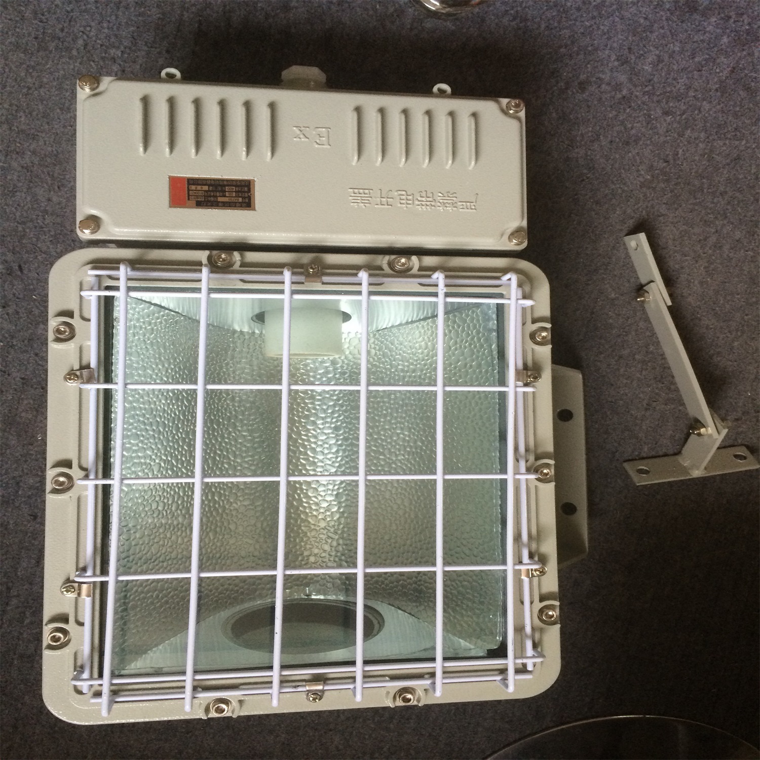 250w一体化防爆泛光灯沈阳华荣250w防爆金卤灯btc6150防爆投光灯