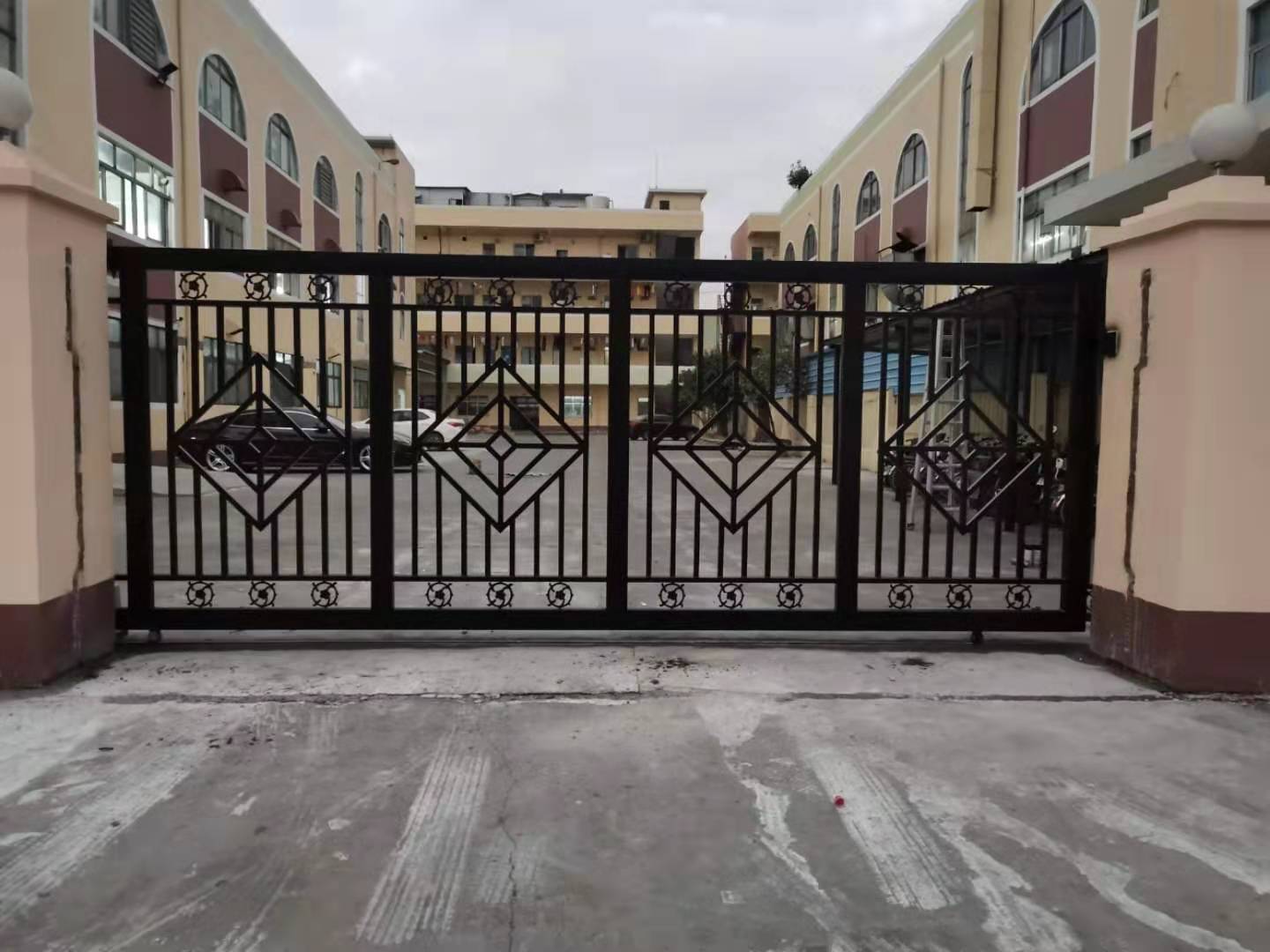 生产厂家订做工厂门口黑色烤漆铁艺电动大门简易平移电动铁艺大门