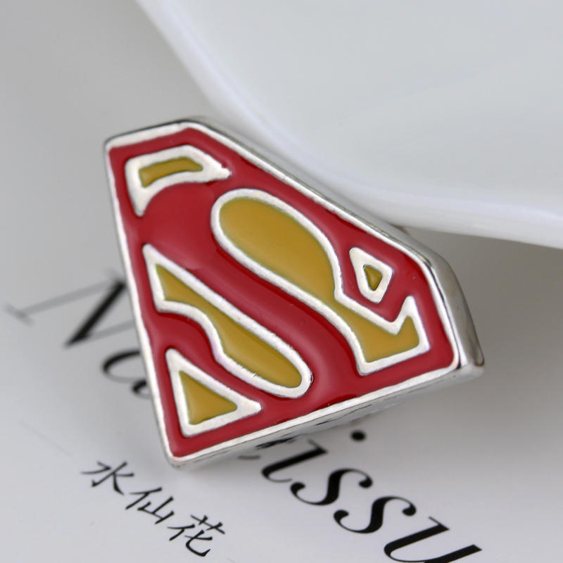 欧美电影周边正义联盟dc superman超人s标志镂空滴油高档胸针批发