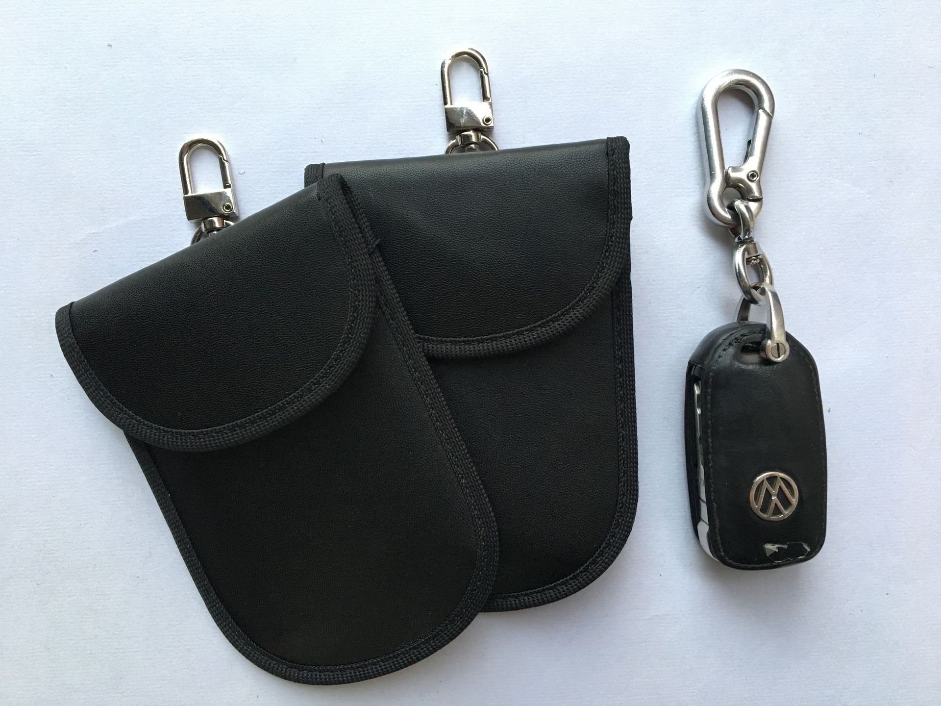 采用高档环保pu材质,内部rfid屏蔽面料,100%屏蔽汽车钥匙信号