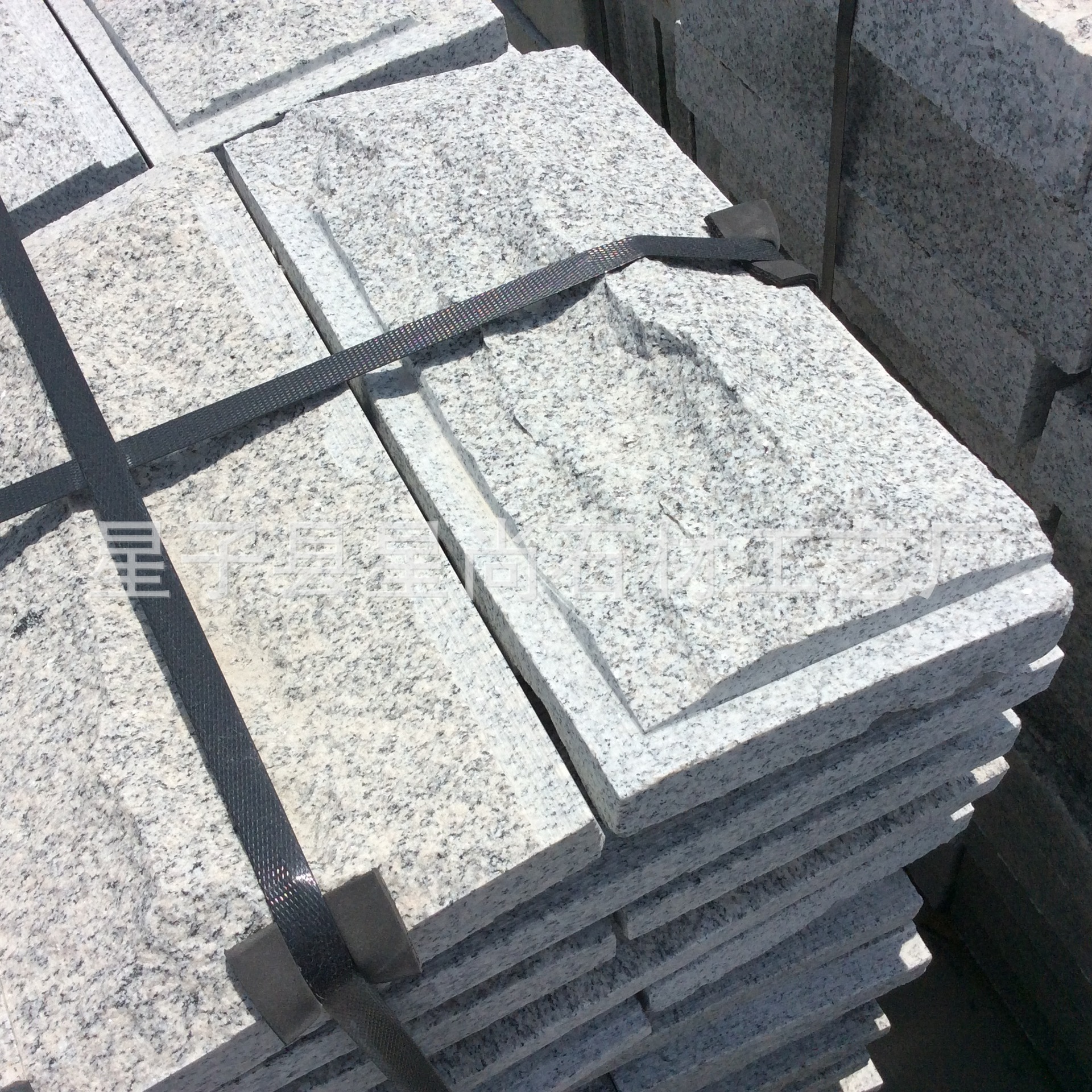 批发芝麻灰花岗石蘑菇石别墅背景墙大理石凹凸面芝麻白蘑菇石