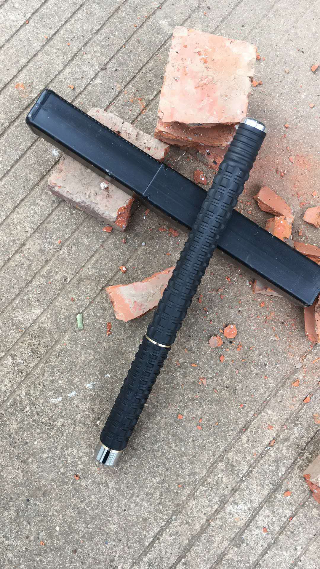 橡胶手柄加长款悍马甩棍伸缩棍战术棍近1米车载甩棍防身用品