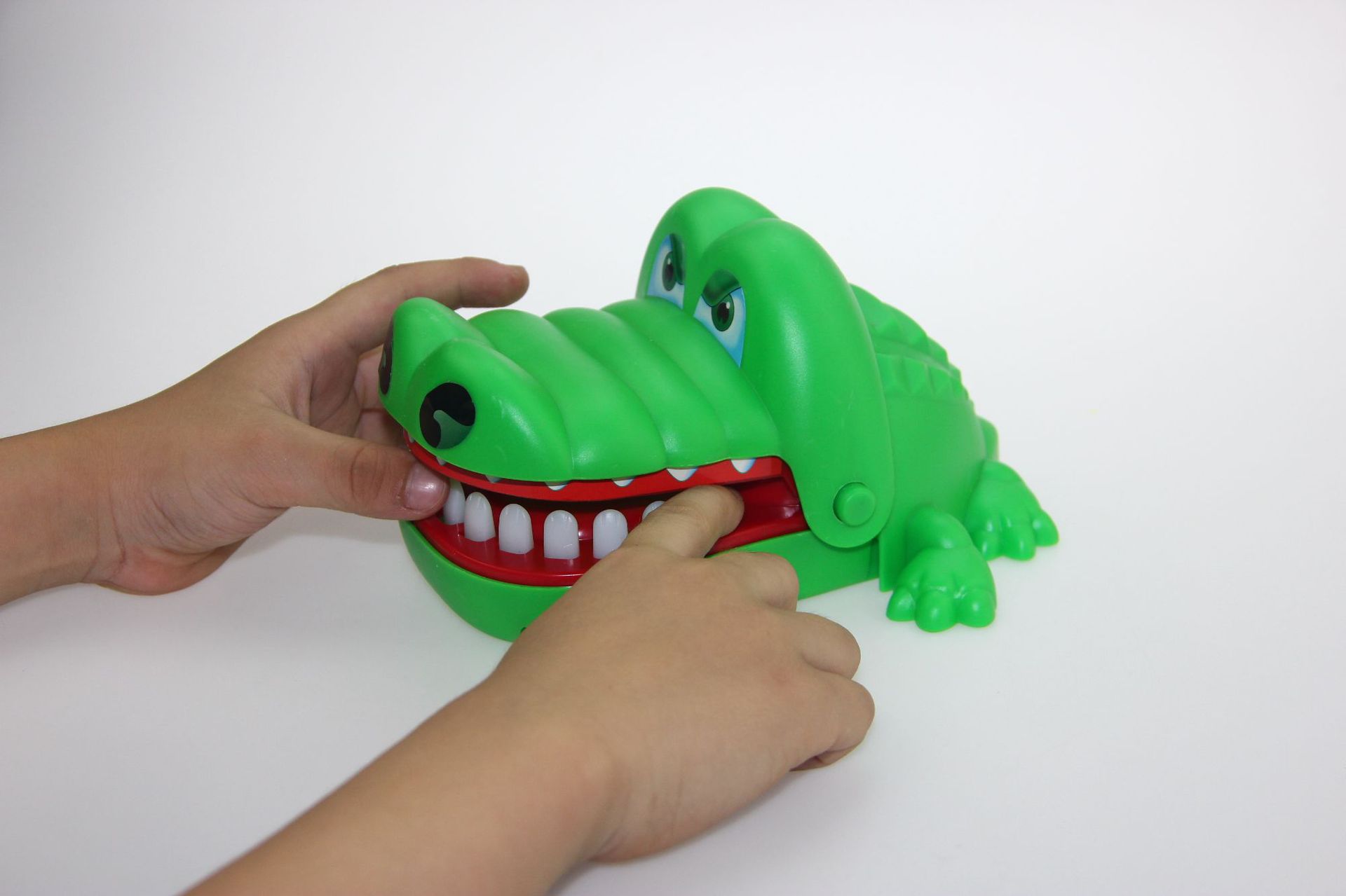 咬手鳄鱼大嘴巴牙齿咬手指鲨鱼解压减压神器整蛊恶搞抖音同款玩具