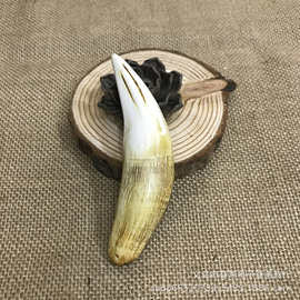 批发古董地摊文玩古玩精美天然骨粉合成复古熊牙 虎牙吊坠