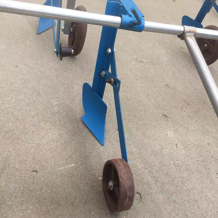 厂家批量生产地膜机小型人力手拉地膜覆盖机烤烟铺膜机宽度可调节