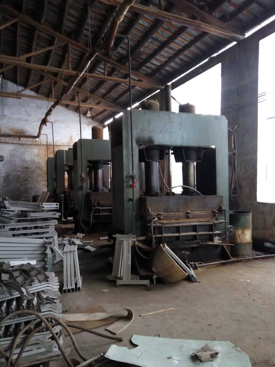 二手锯屑刨花板压机,八成新刨花墩热压机出售