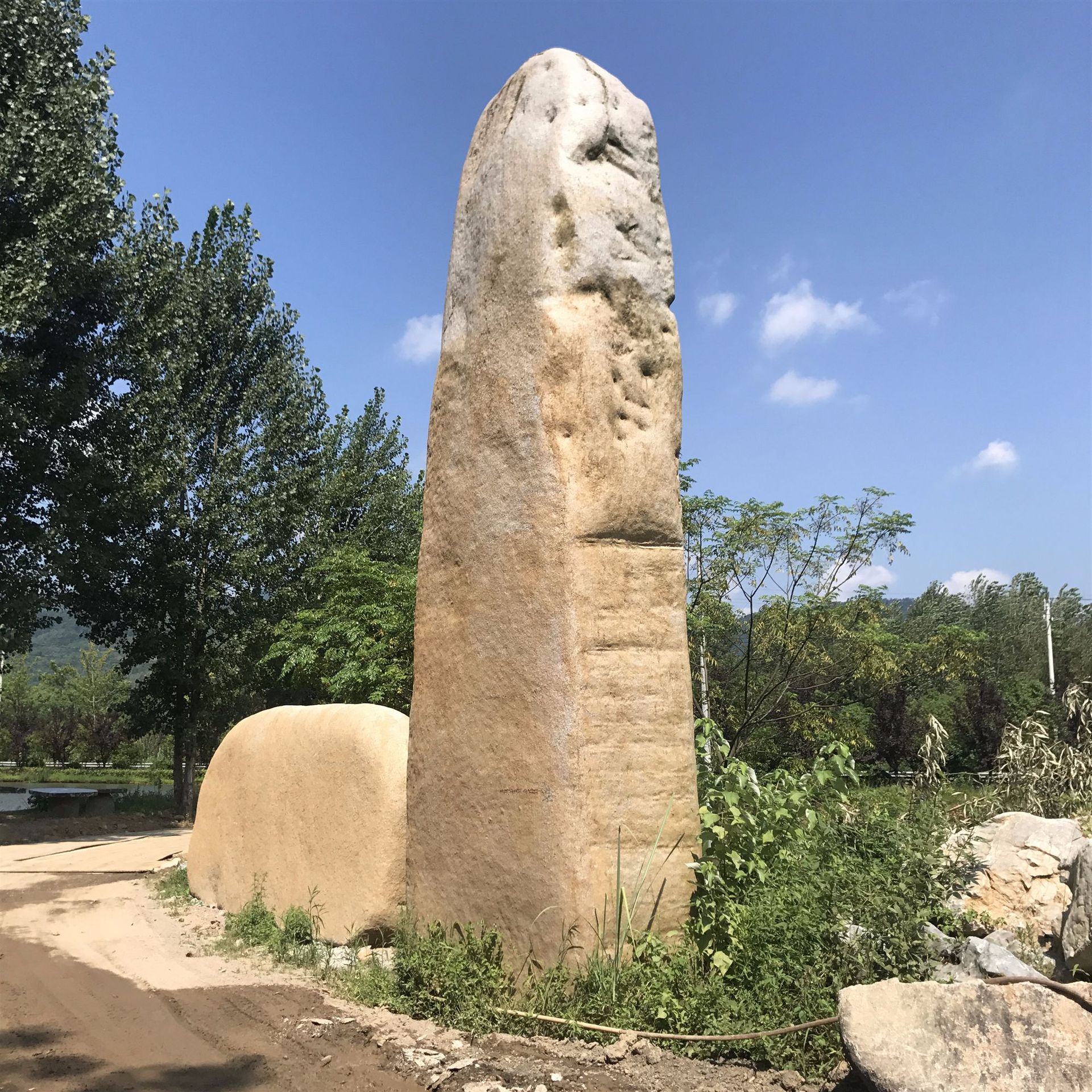 石头具体价格咨询李先生 电话:18042318891本店所有石头不承担运费