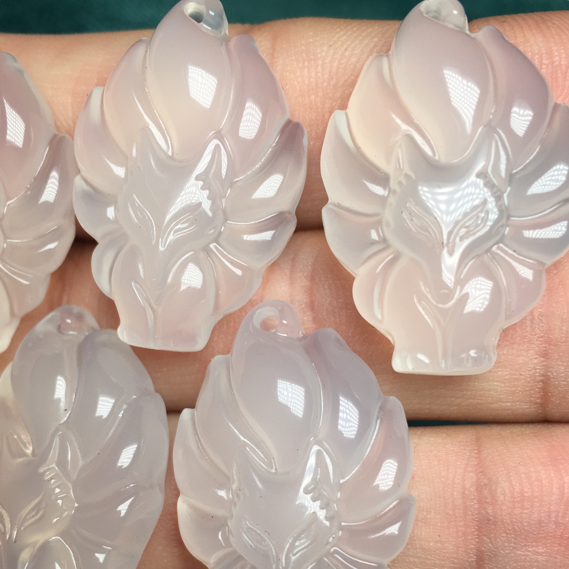 白玉髓九尾狐吊坠 玉髓玛瑙九尾狐狸吊坠 玉石九尾狐狸吊坠