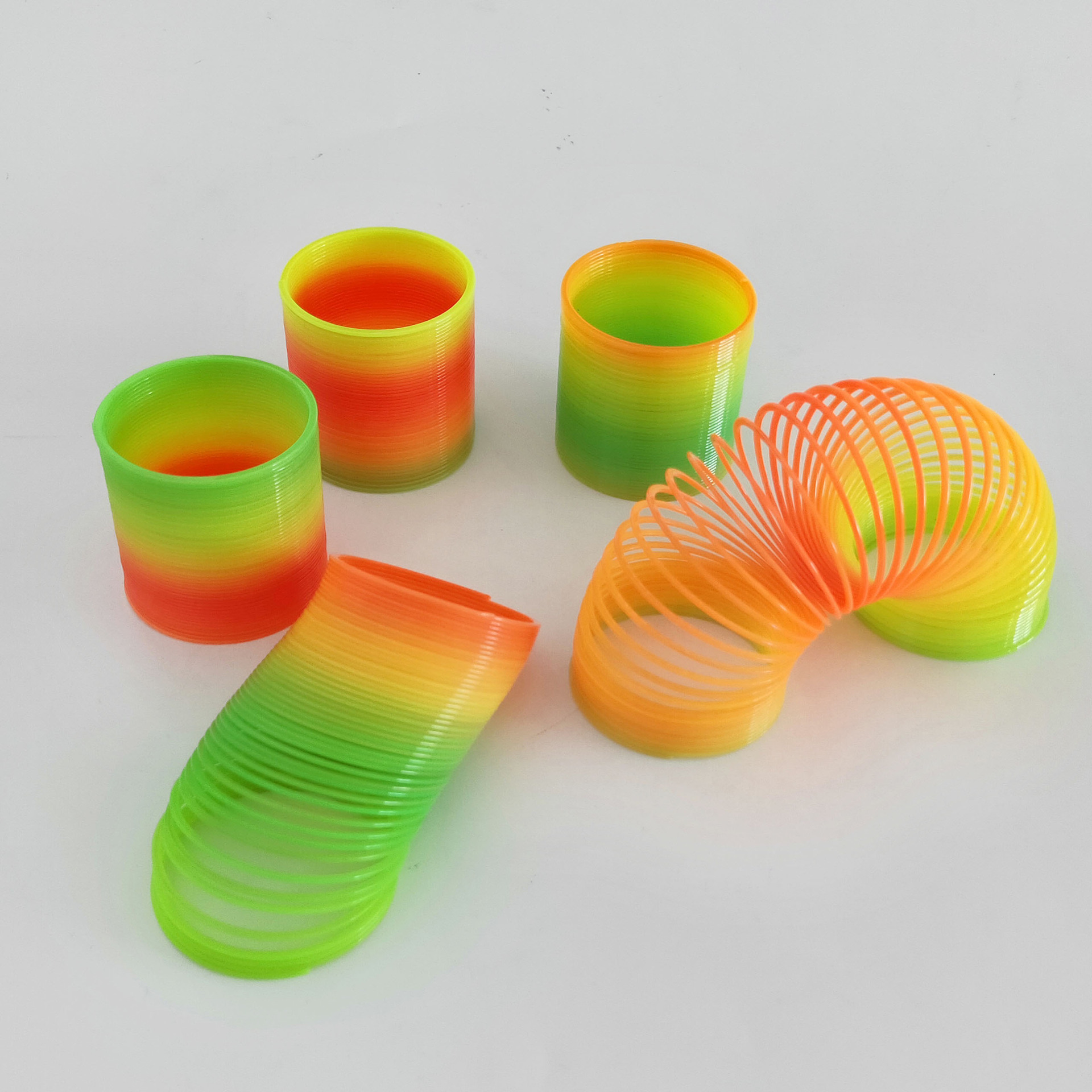 小号彩虹圈彩虹弹环 弹簧玩具 一元两元地摊批发货源 可做赠品