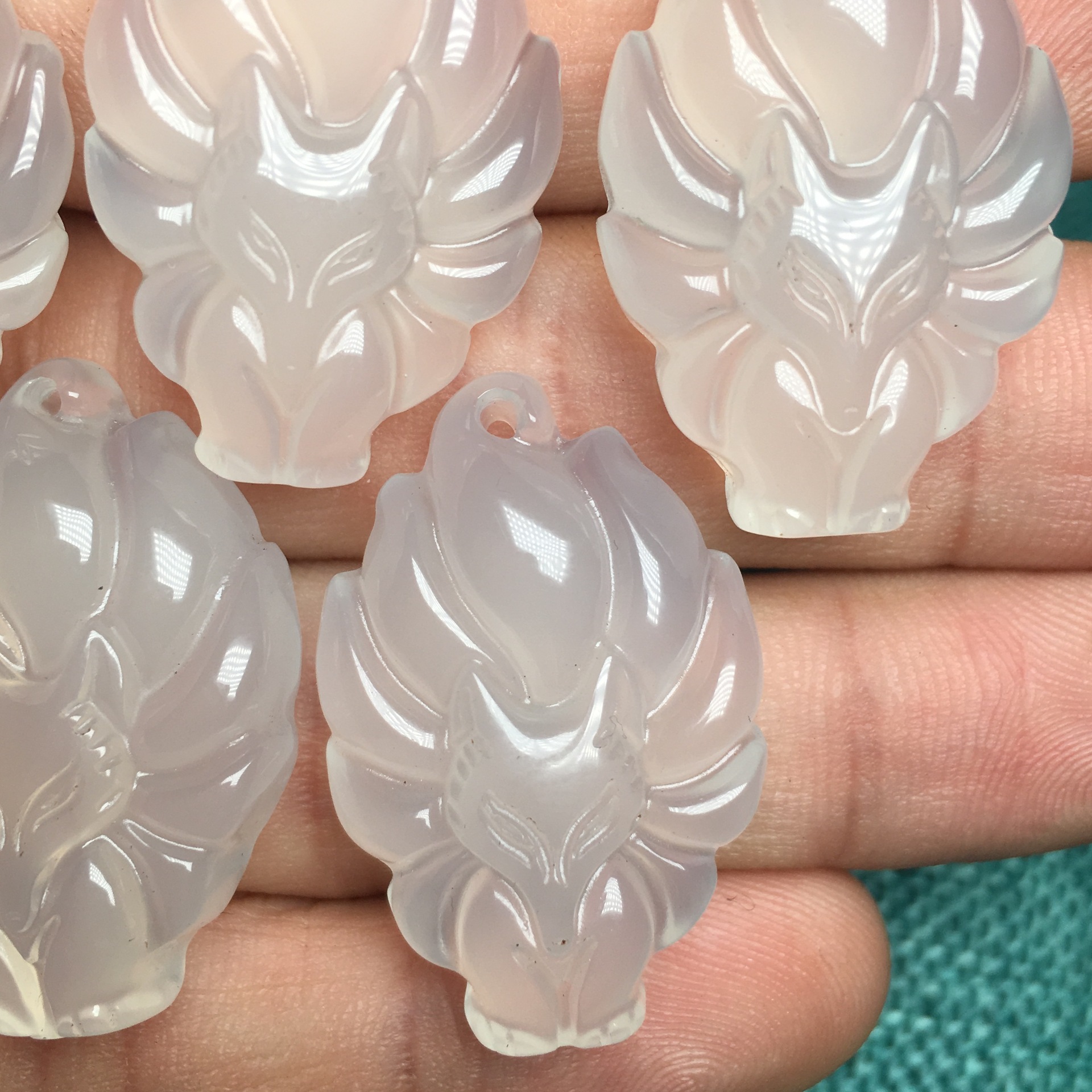 白玉髓九尾狐吊坠玉髓玛瑙九尾狐狸吊坠玉石九尾狐狸吊坠