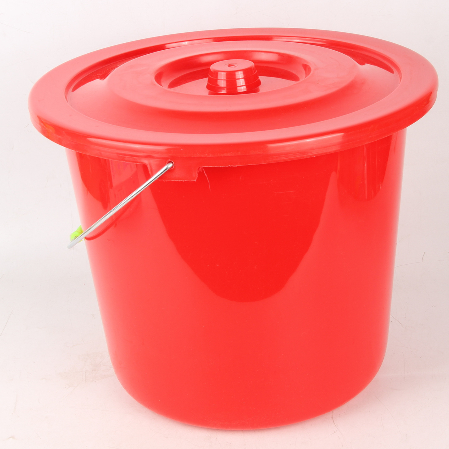 140带盖塑料水桶 塑料红桶 家用水桶 10元店百货货源 礼品批发