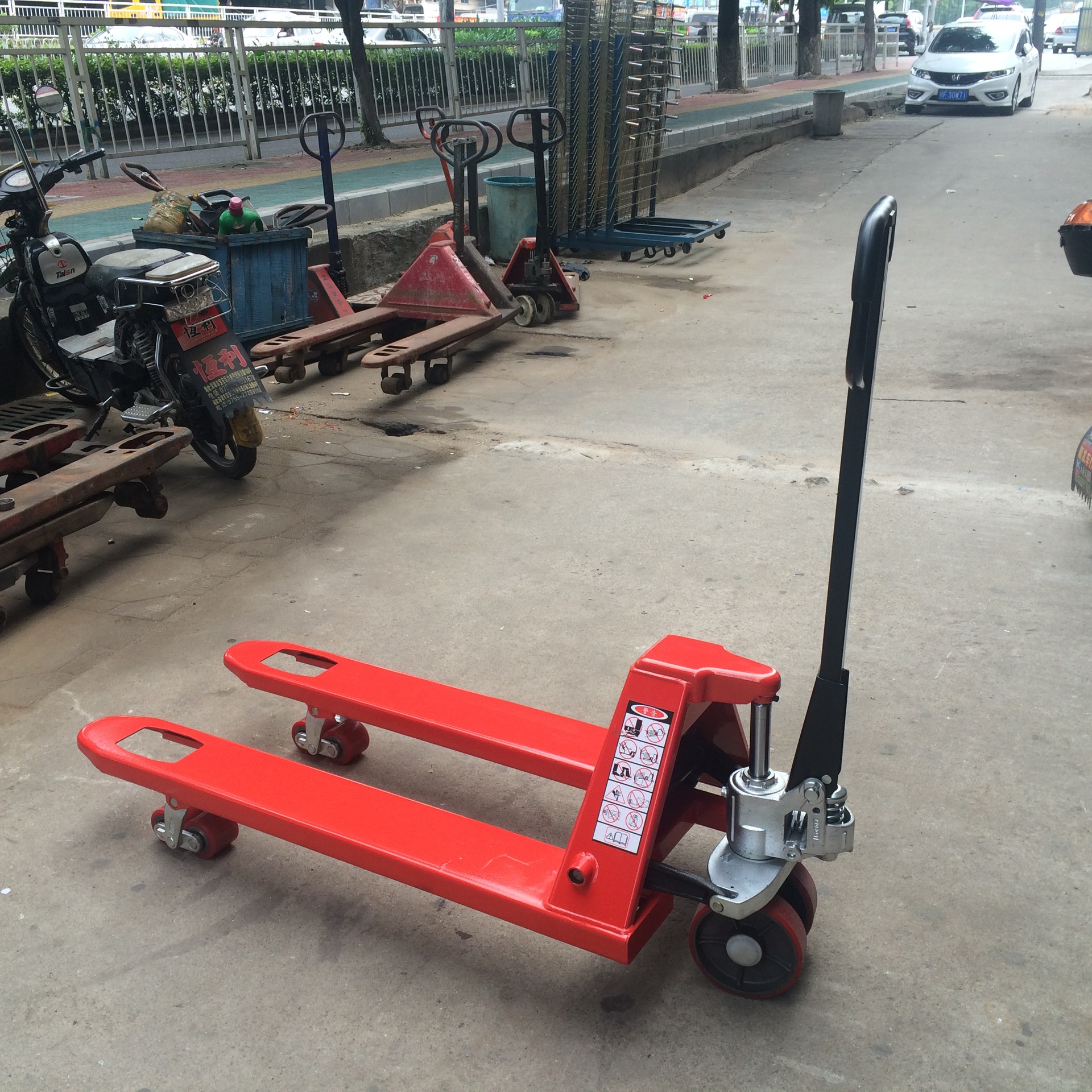 批发2t/3t手动液压搬运叉车 手拉叉车 手动搬运车 地牛叉车供应