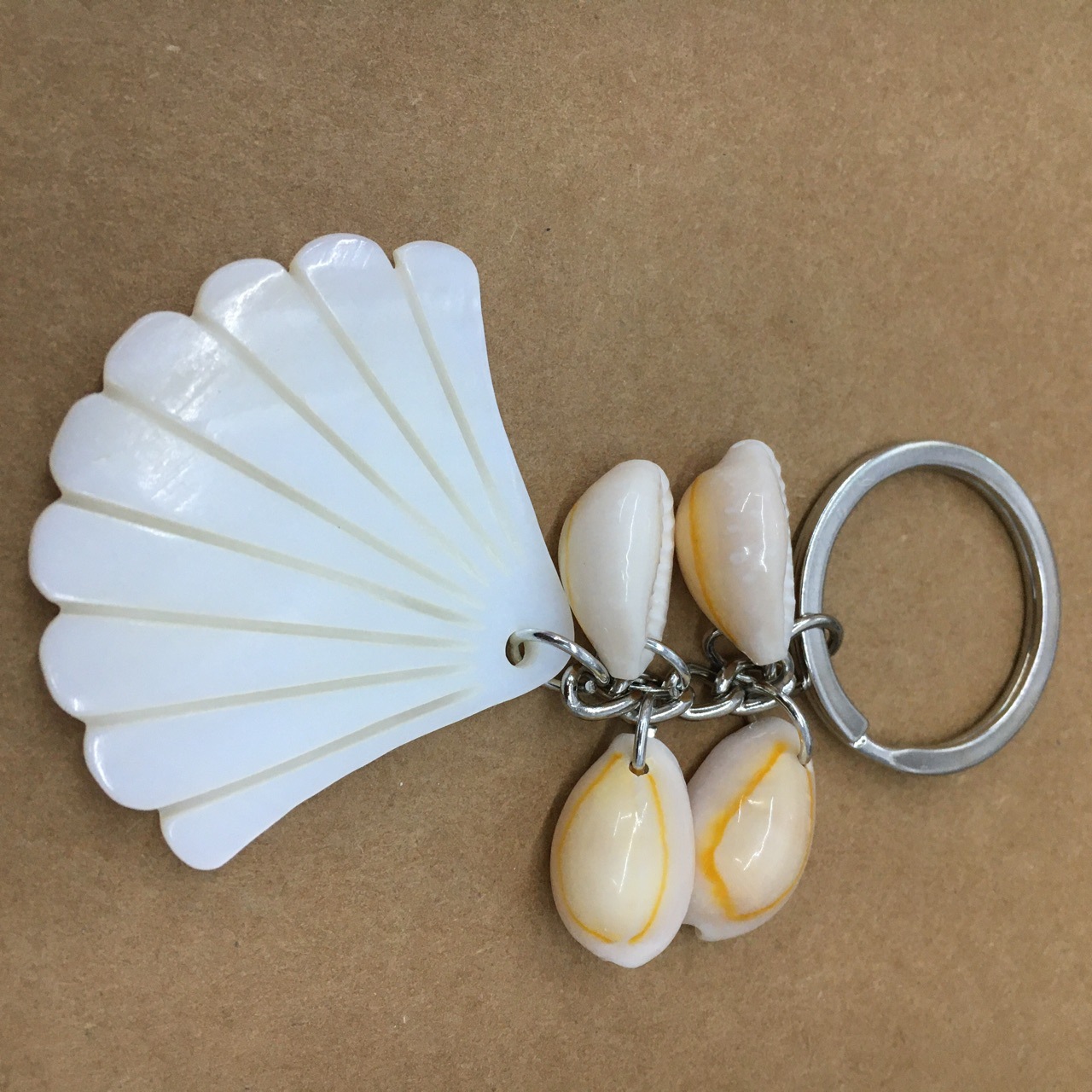 厂家直销贝壳钥匙链挂件地摊景区天然真贝珍珠白贝超市商场跨境