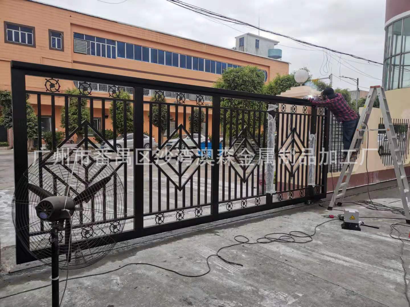 生产厂家订做工厂门口黑色烤漆铁艺电动大门简易平移电动铁艺大门