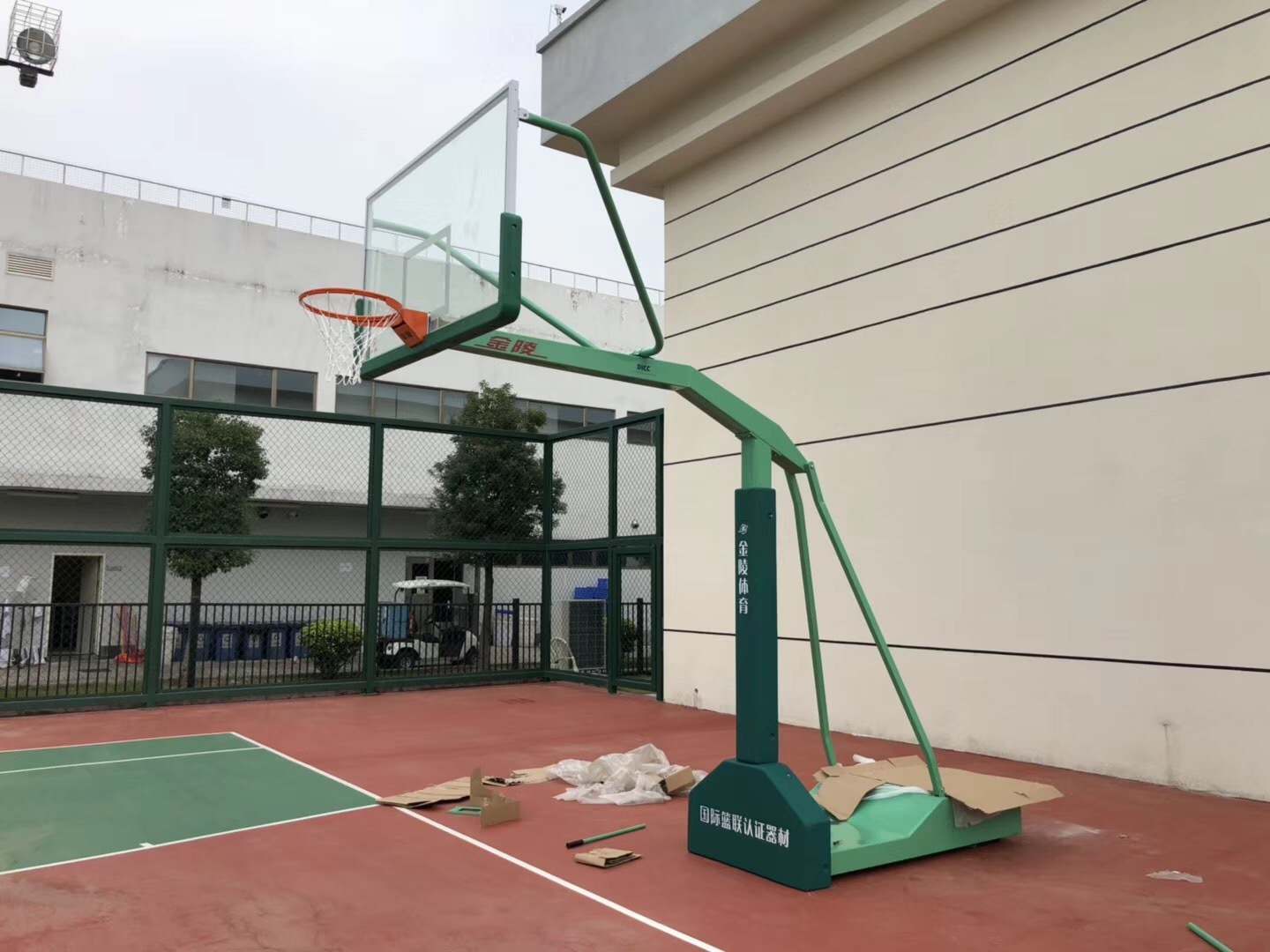 金陵体育移动式单臂篮球架ydj-2b/11221配高强度玻璃篮板带轮子