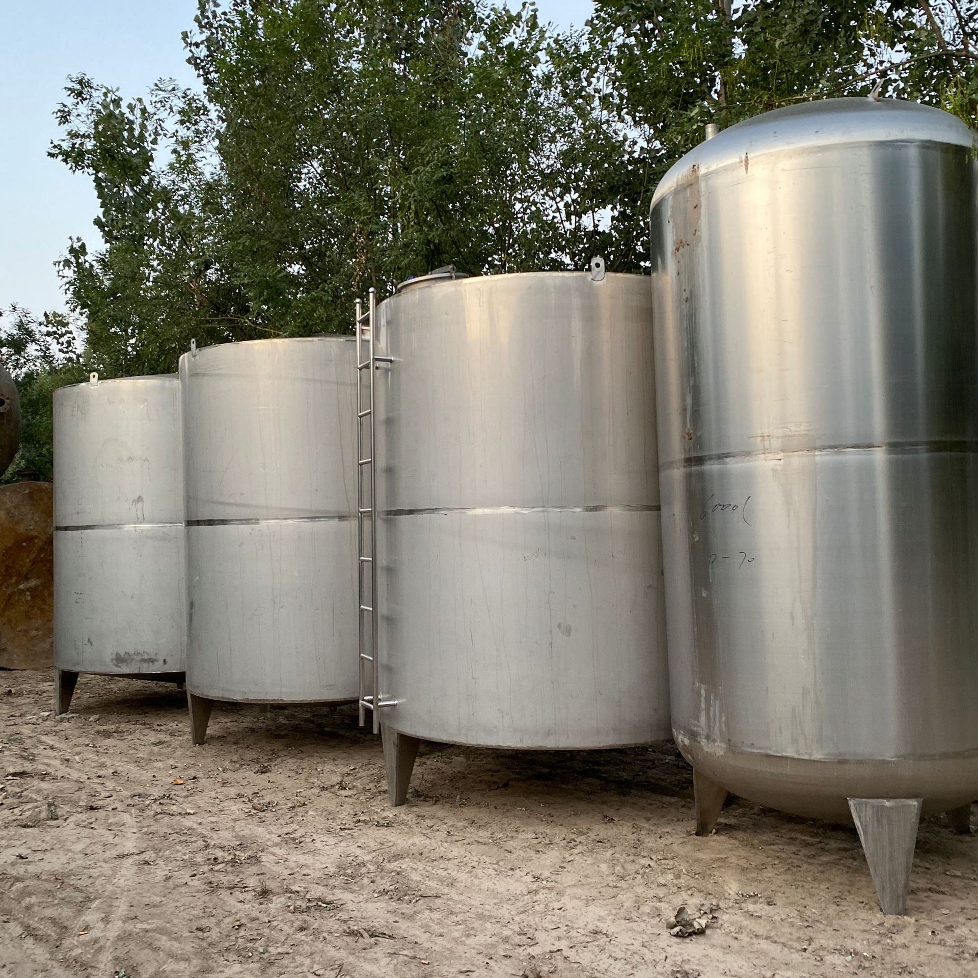 转让二手大型立式不锈钢储罐 10吨储罐配液罐 大型化工液体储存罐