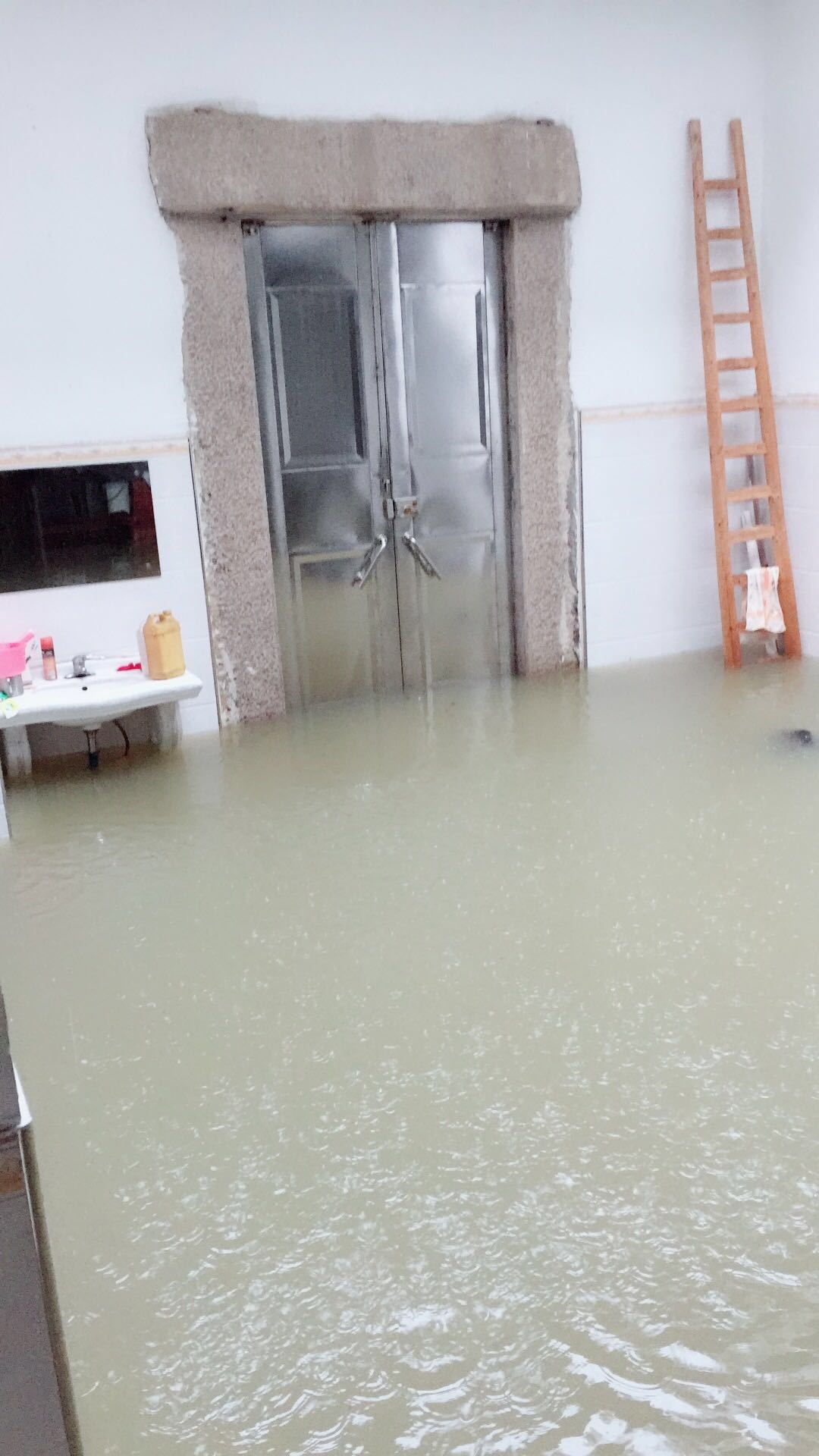 (图片是小编家里之前的一些情况,后来就是帮别人转移物资所以后面把