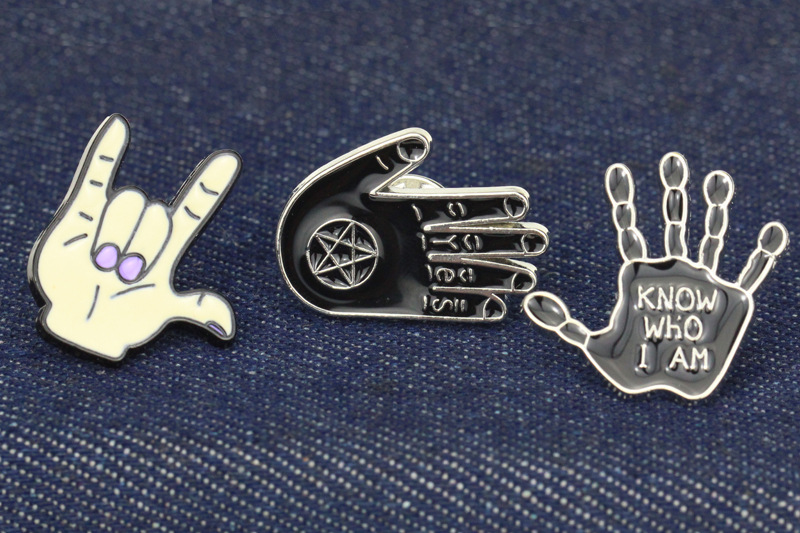 欧美朋克摇滚英文手掌胸针现货 大衣配饰各种手势胸章 跨境专供